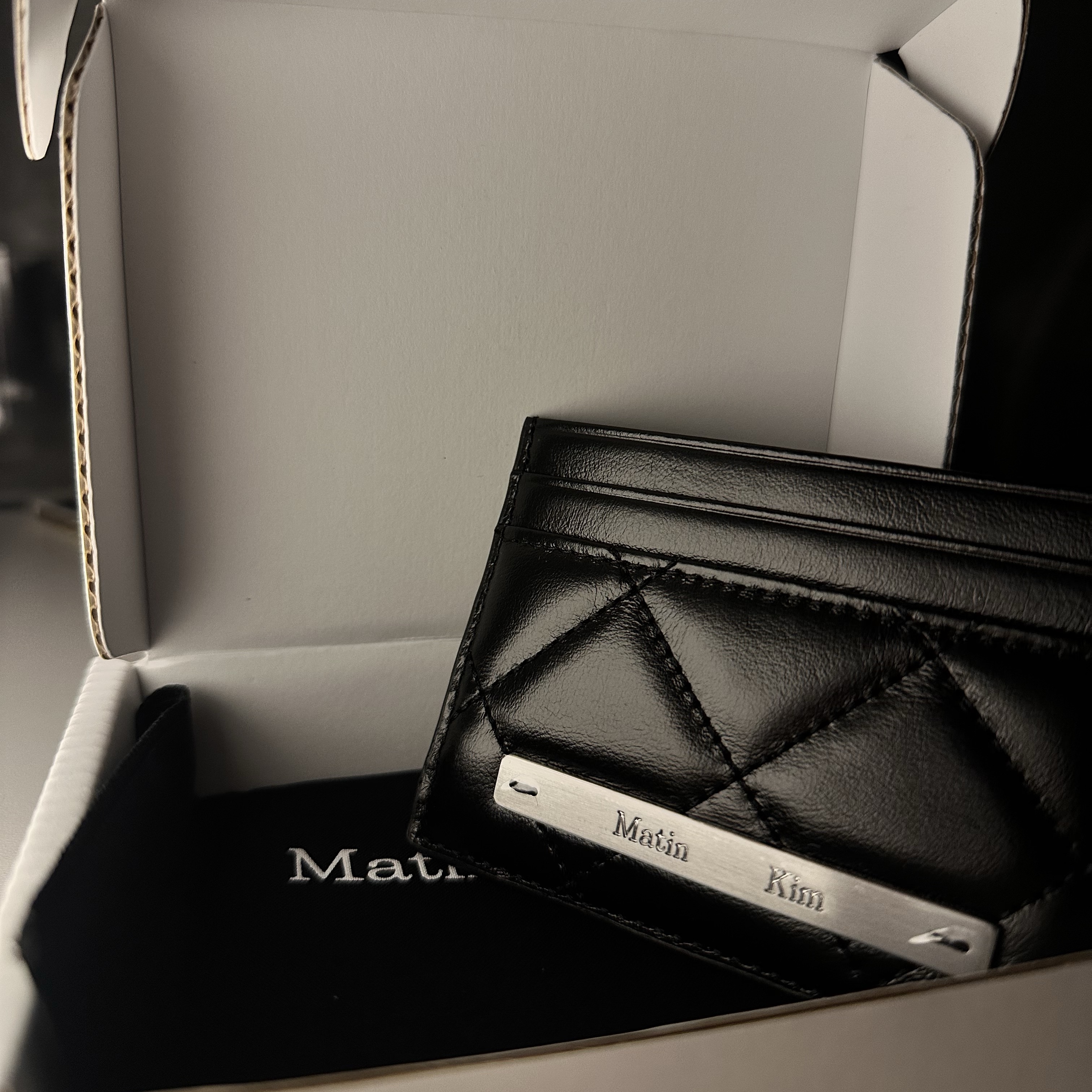Matin Kim Puff Quilt Card Wallet In Black 착용 스타일