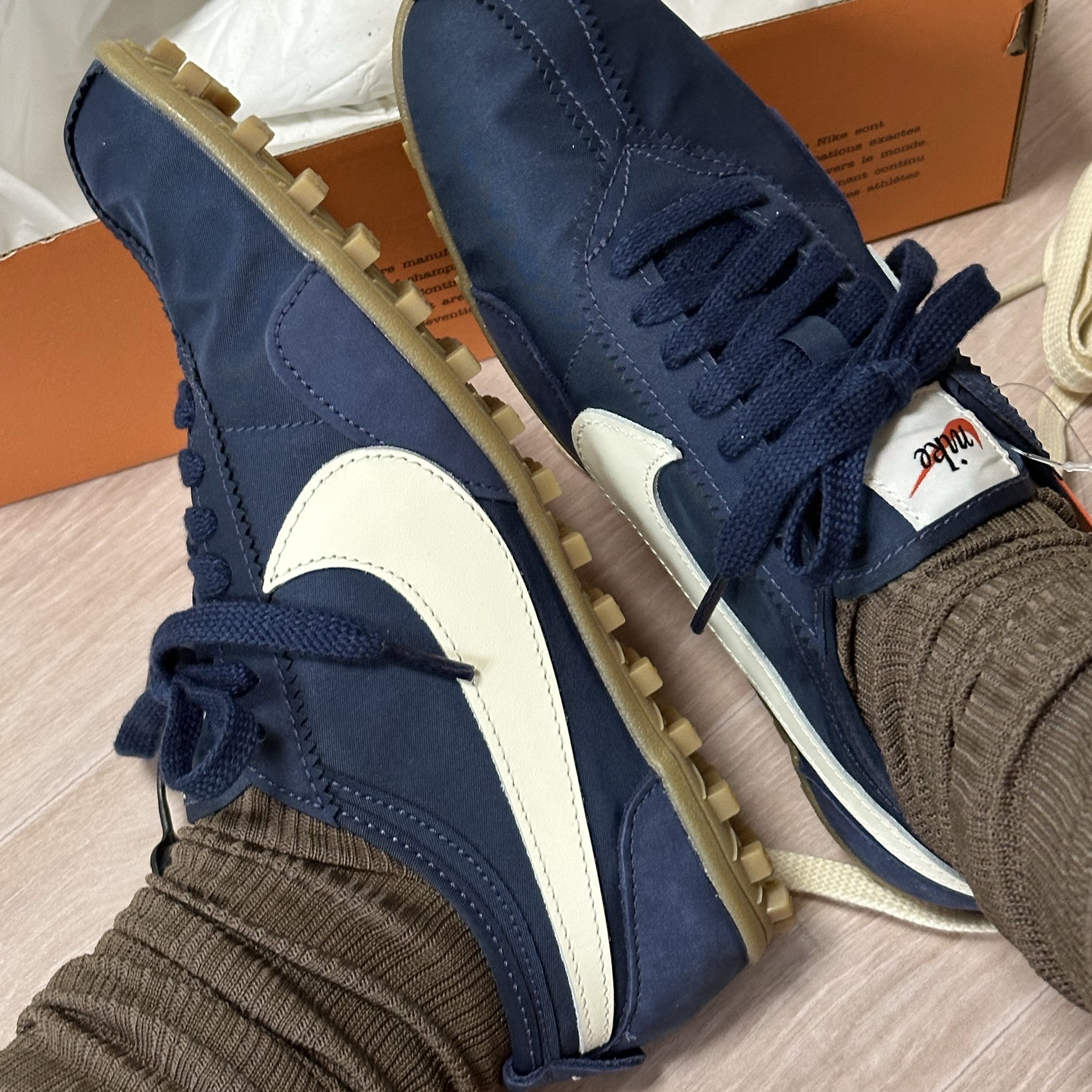 (W) Nike Moon Shoe OG Midnight Navy Gum Light Brown 착용 스타일 - 2