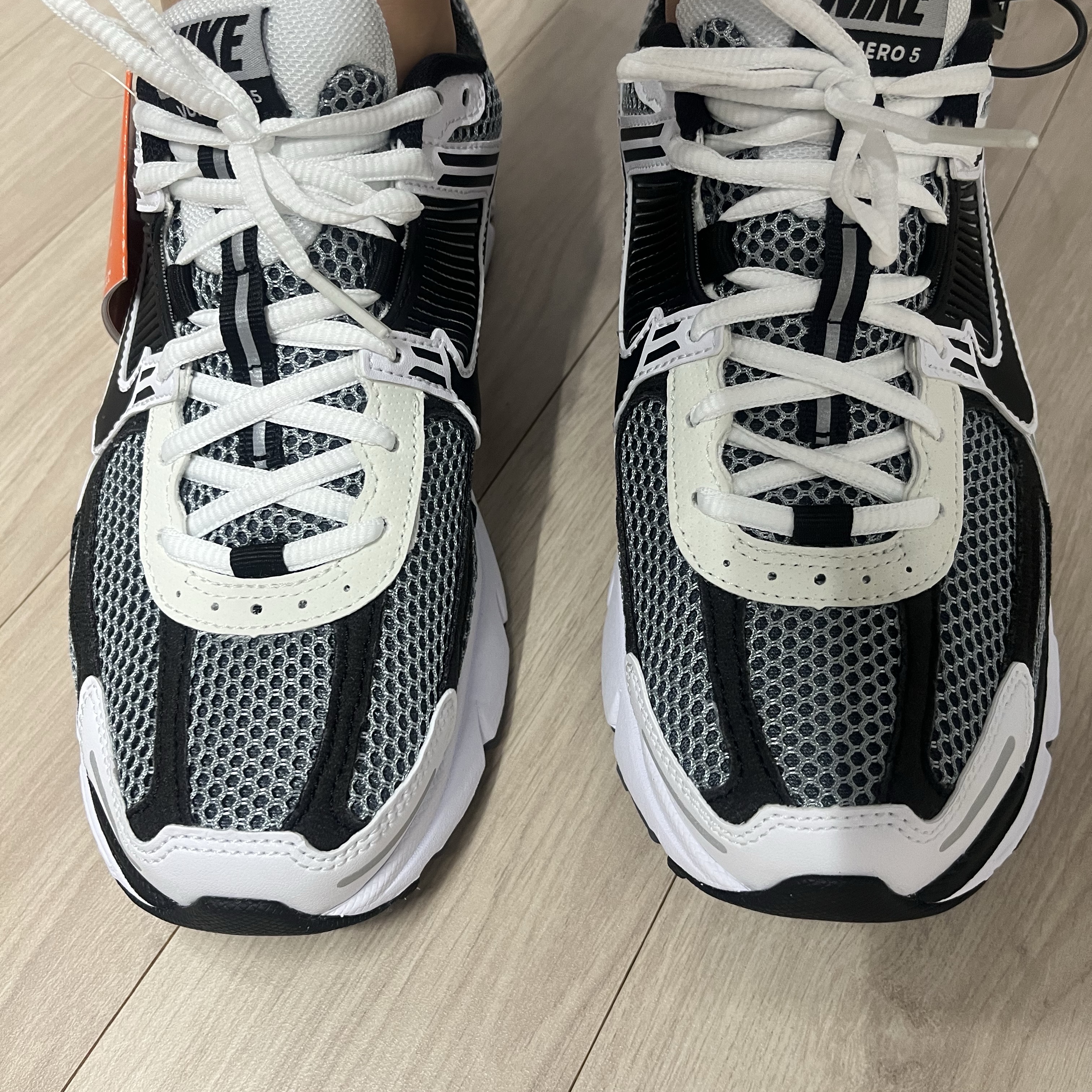 Nike Zoom Vomero 5 SE SP Dark Grey Black White 착용 스타일 - 1