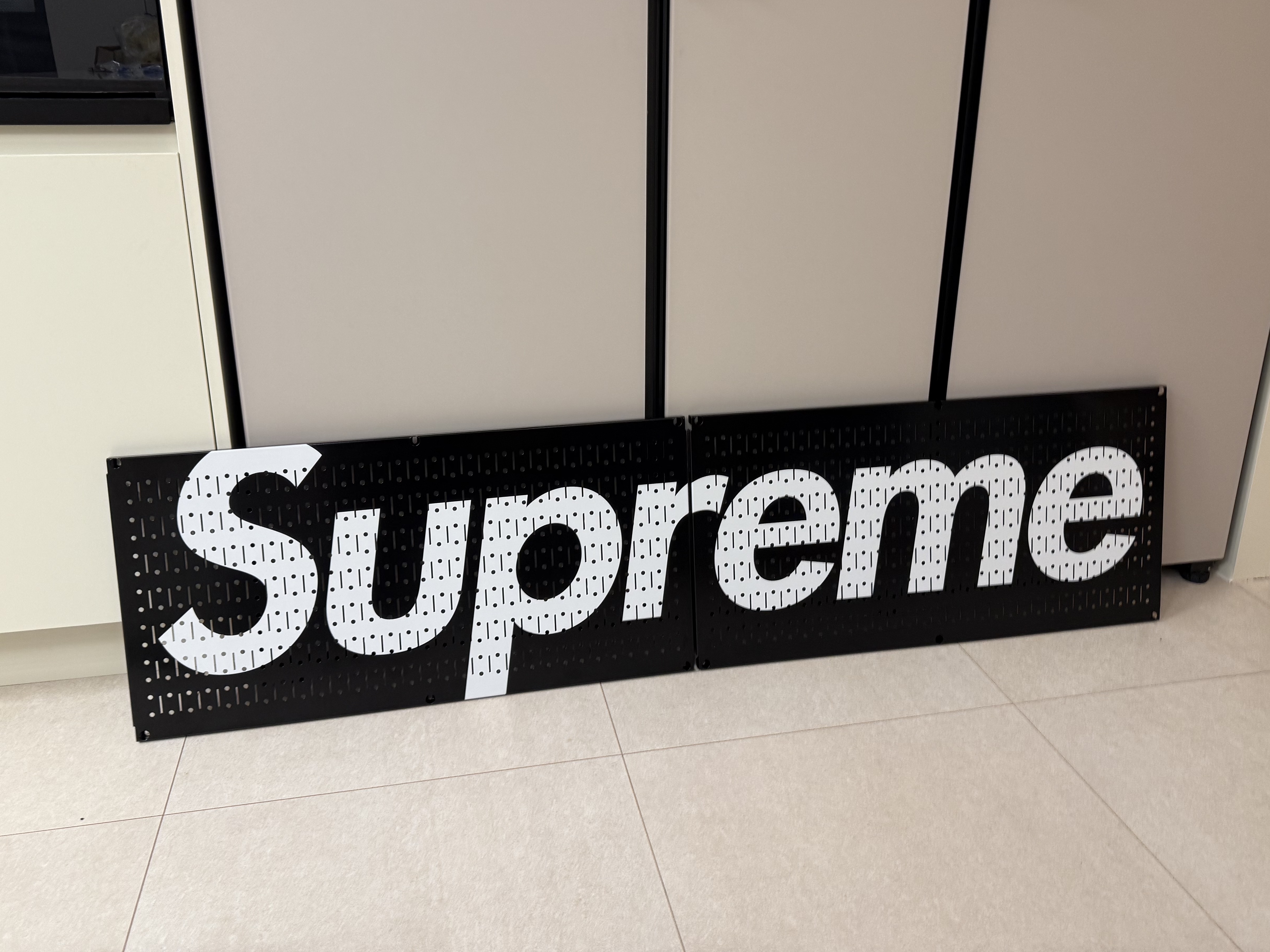 Supreme x Wall Control Pegboard Panel Black (Set of 2) - 26SS, Supreme x Wall Control Pegboard Panel Red (Set of 2) - 26SS 착용 스타일 - 5