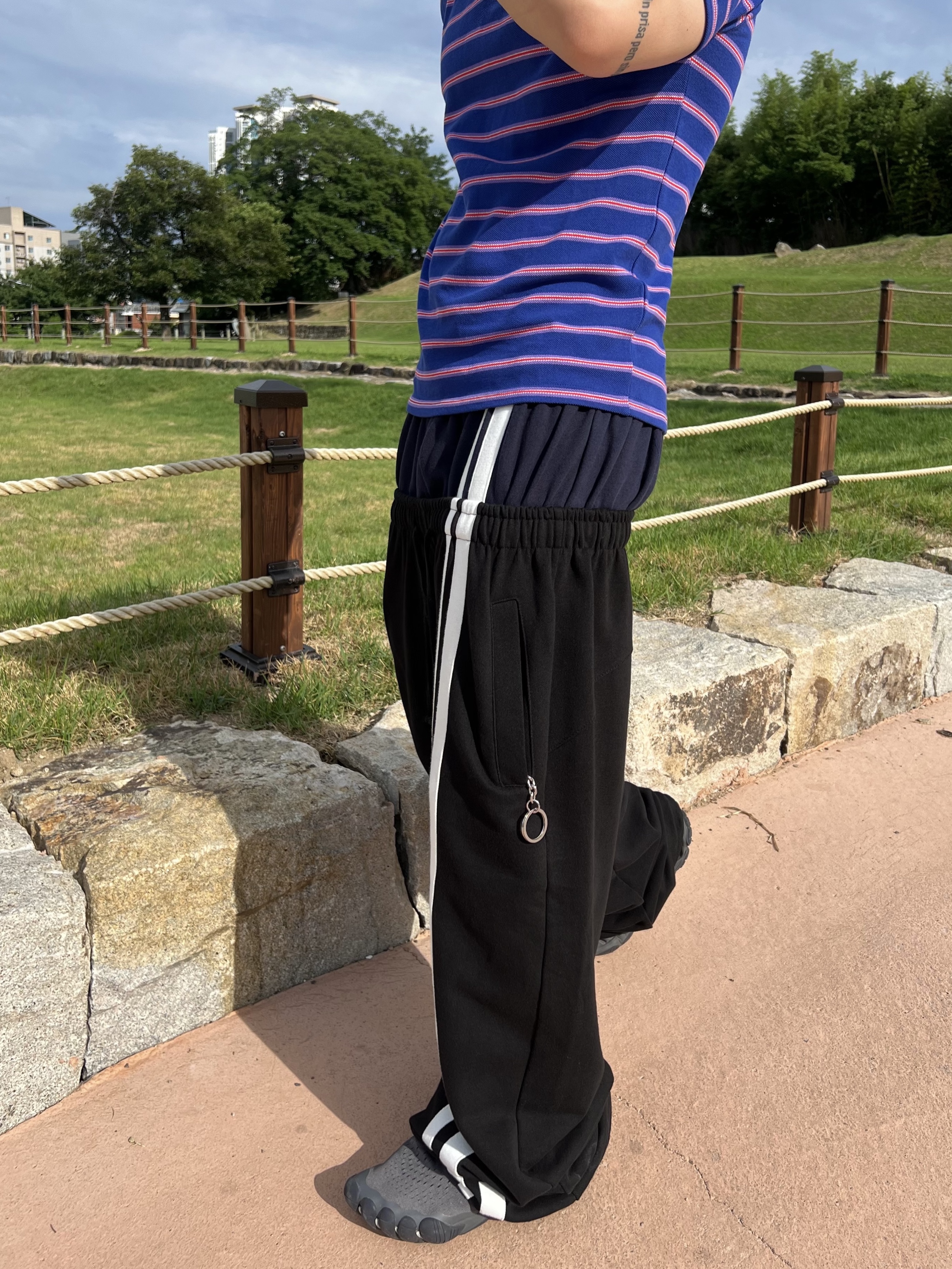 ROARINGRAD Double Waist Sweat Pants Black, Balenciaga Anatomic Runner Sneakers Grey 착용 스타일 - 2