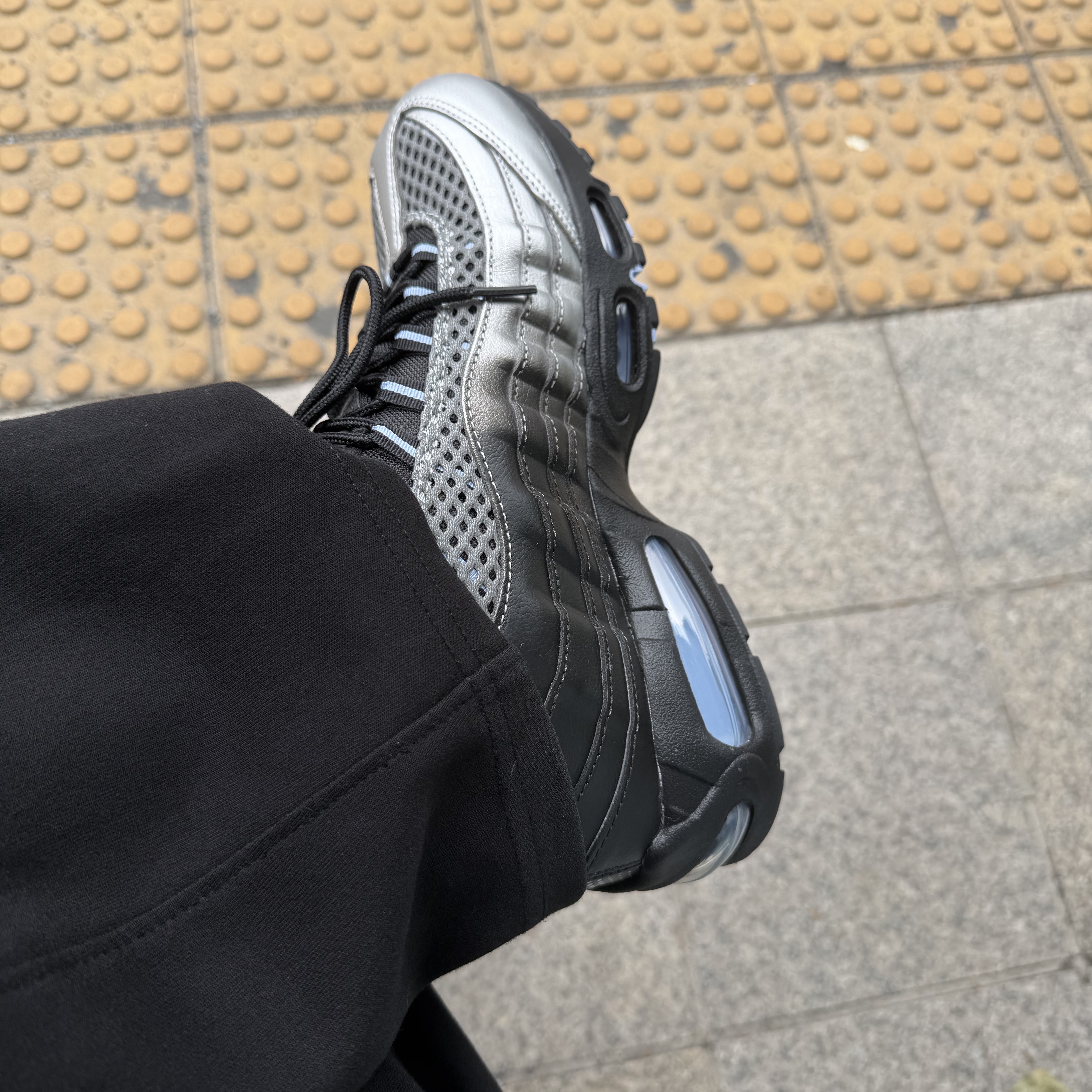 Nike x Palace Air Max 95 Metallic Silver Aluminum 착용 스타일