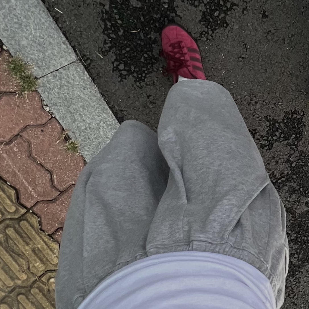 Adidas Tobacco Gruen Collegiate Burgundy 착용 스타일