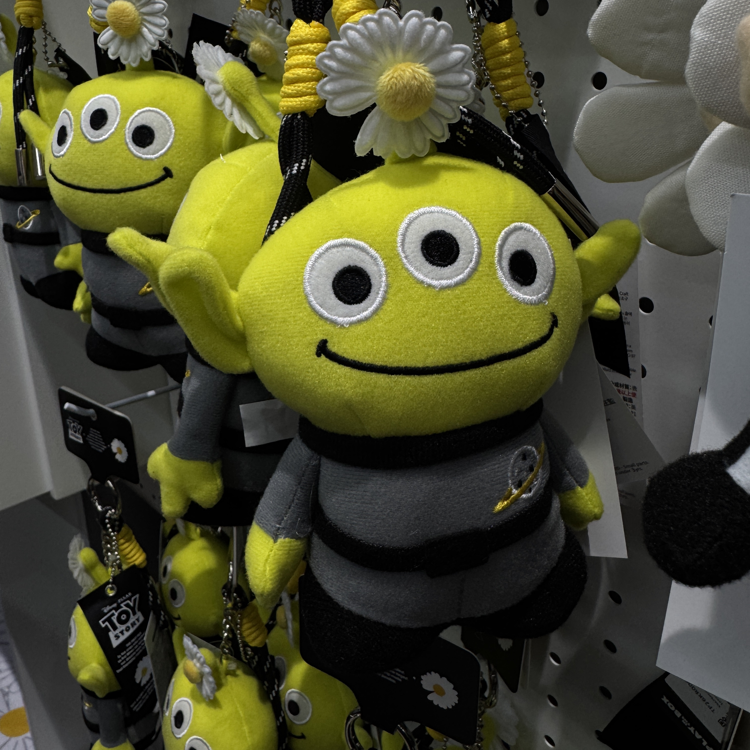 Peaceminusone x Toy Story The First Fan Standing Plush Toy Alien, Peaceminusone x Toy Story The First Fan Collectable Toy Alien 착용 스타일 - 6