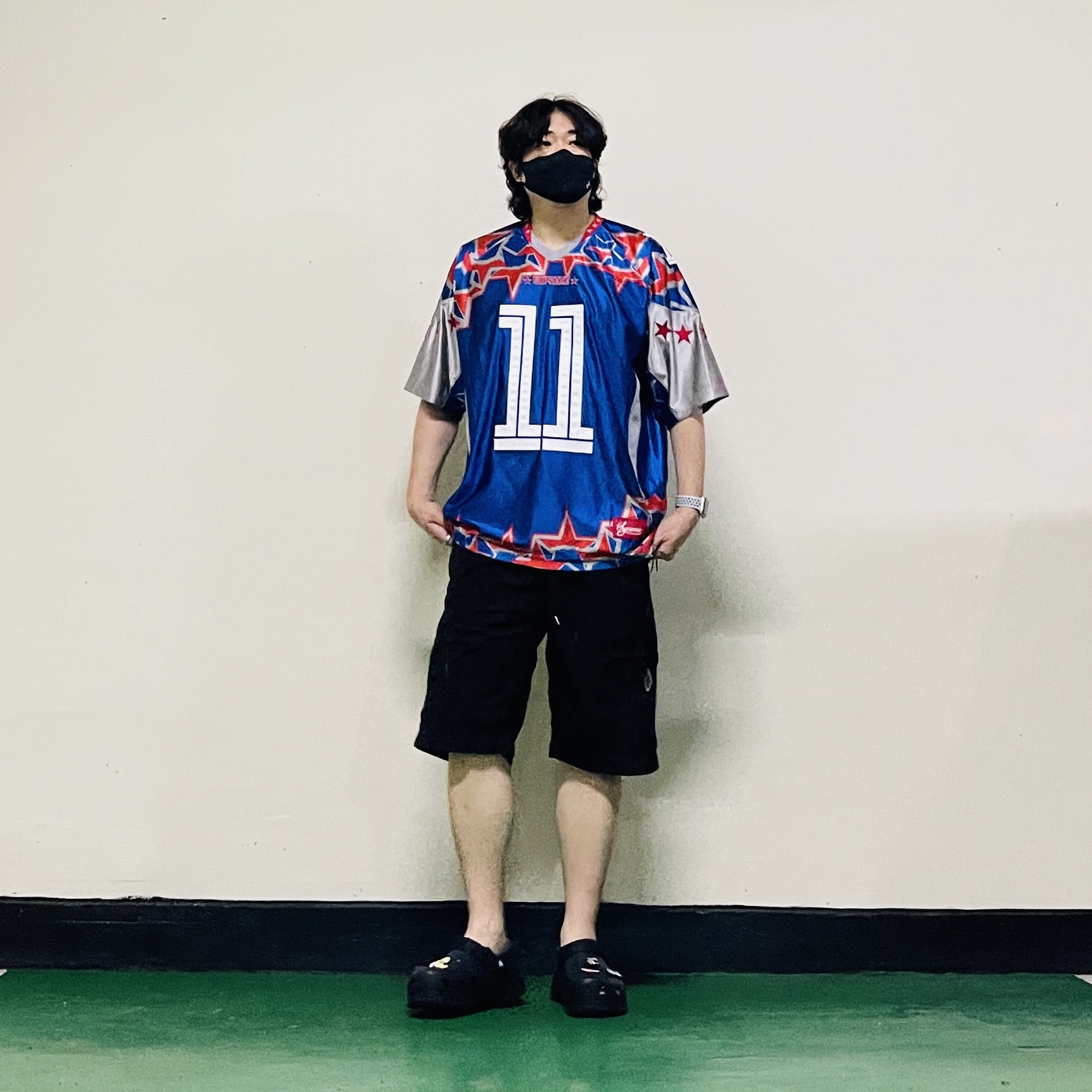 Crocs Classic Hiker Clog Black, Supreme Stars Football Jersey Royal - 25SS 착용 스타일 - 1