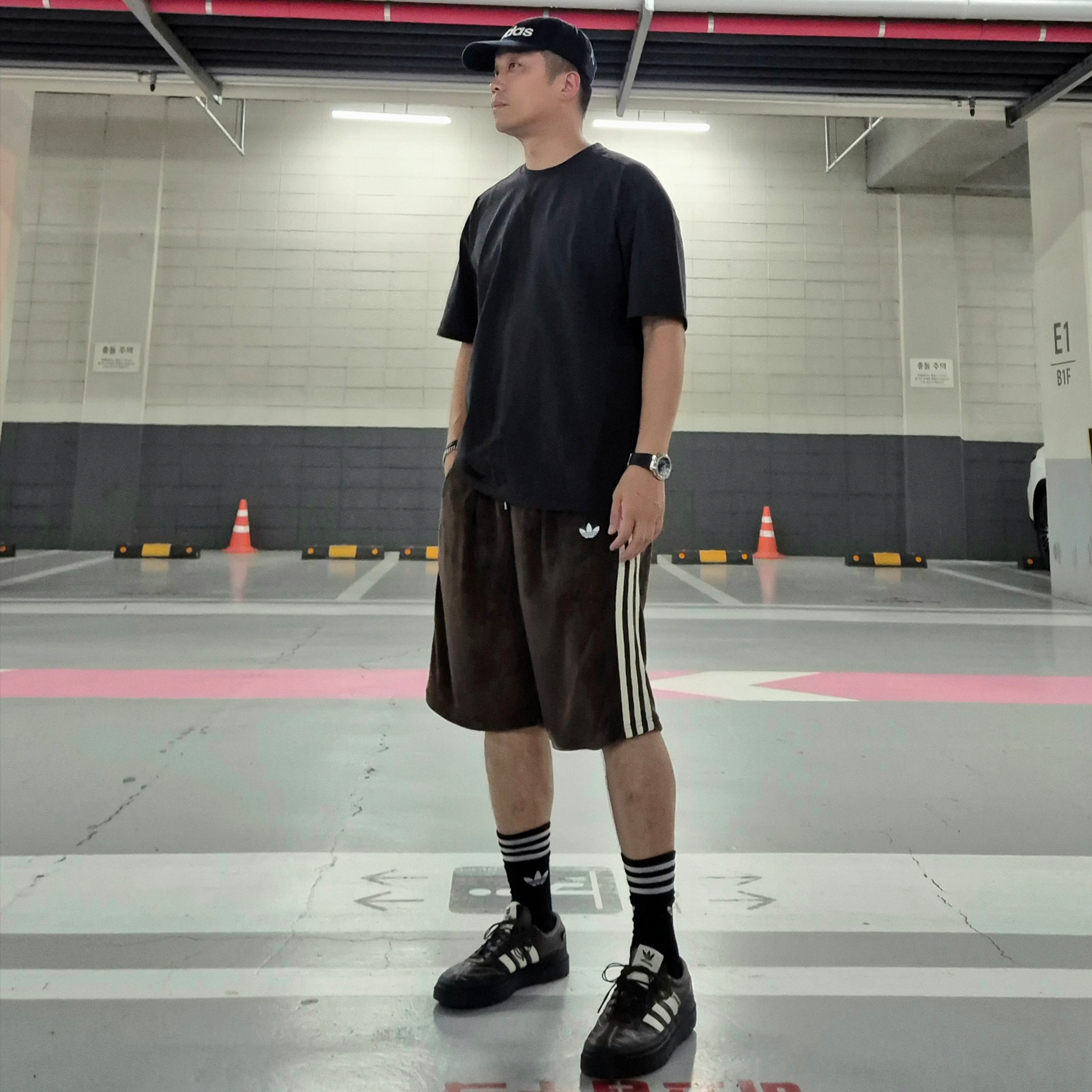 Adidas x Song for the Mute 007 Samba LX Freizeit Aurora Coffee, Adidas x Song for the Mute Cap Black 착용 스타일 - 2
