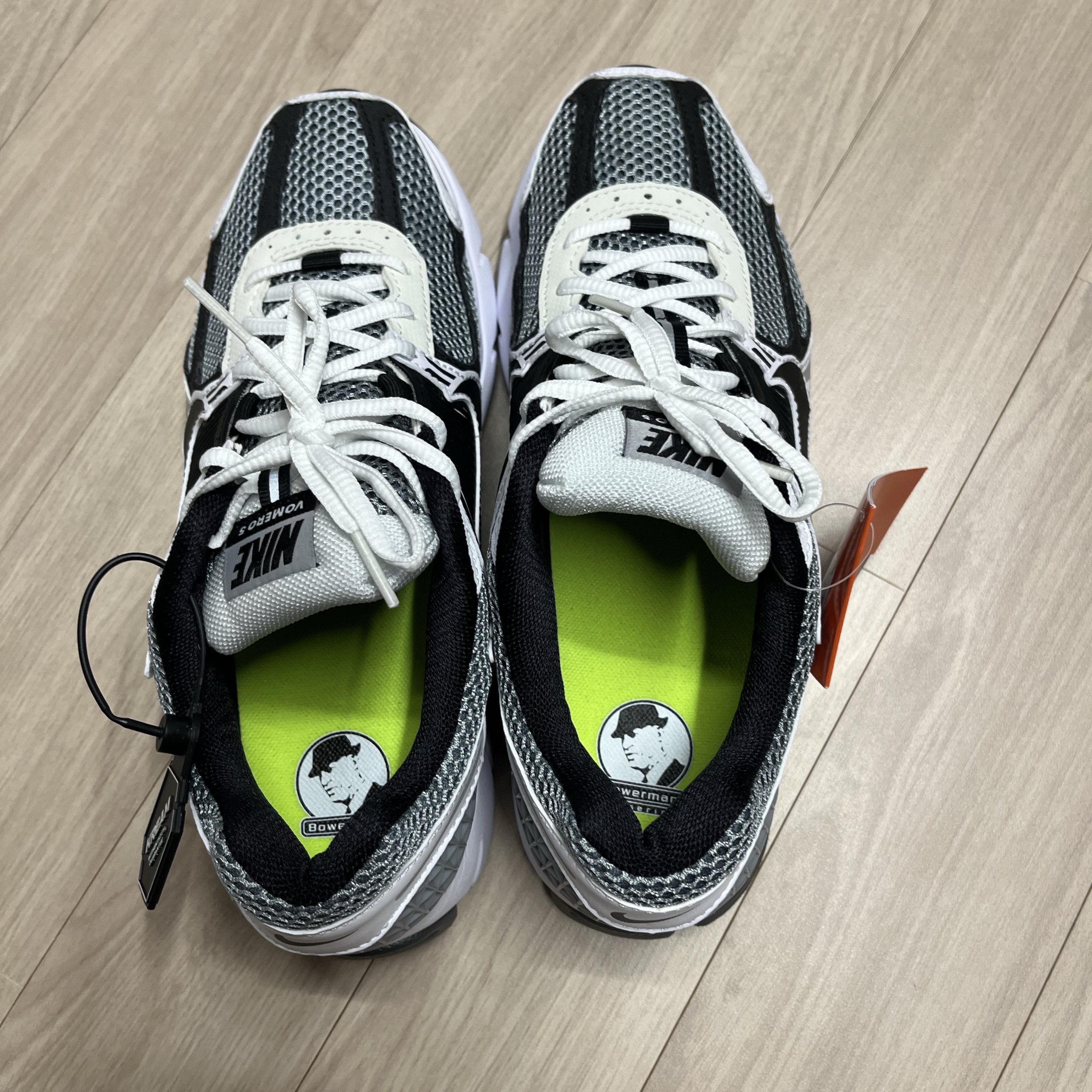 Nike Zoom Vomero 5 SE SP Dark Grey Black White 착용 스타일 - 3