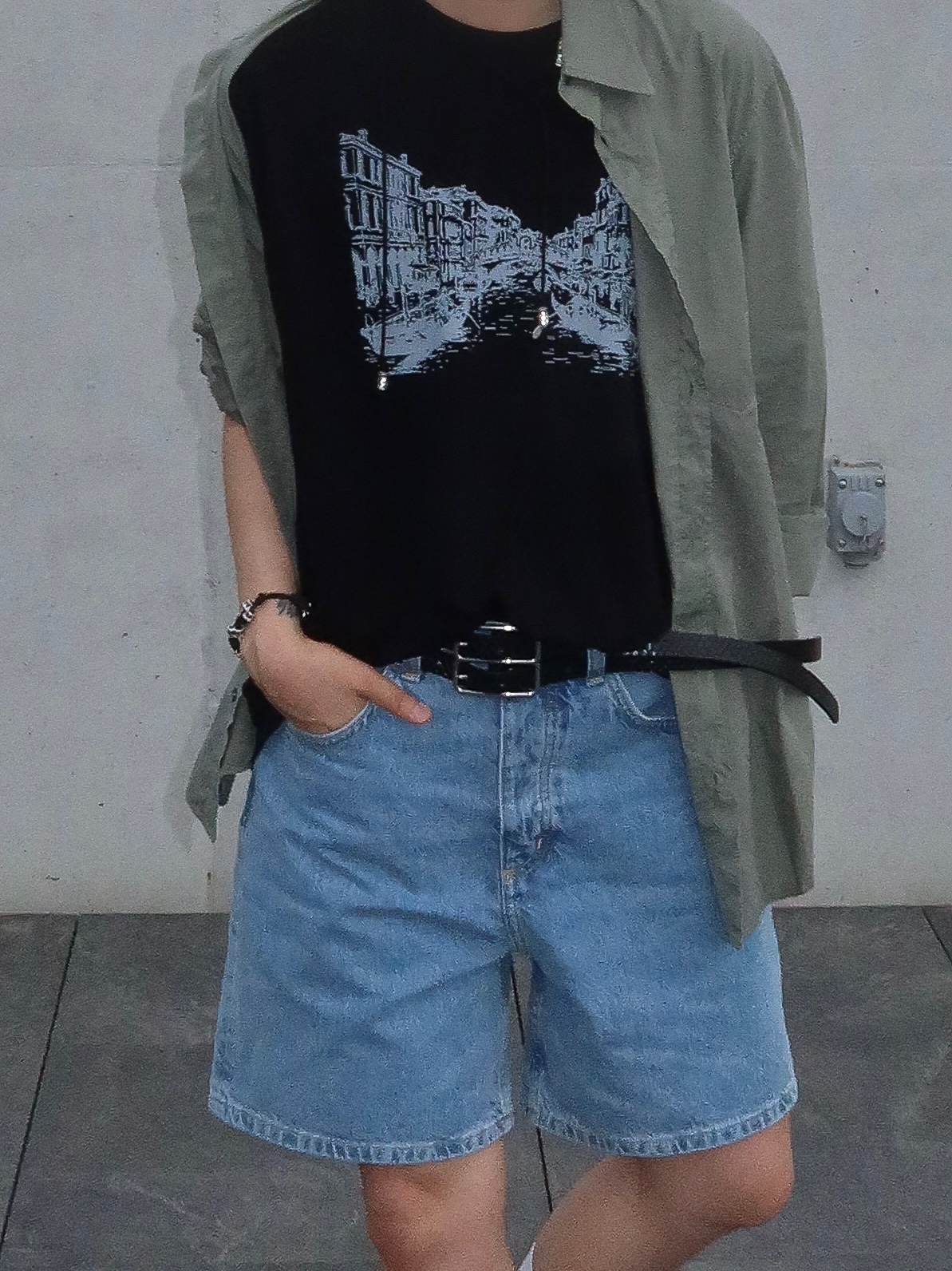 Hono Report Venezia Print T-Shirt Black, Hono Report Cow Suede Bracelet Black 착용 스타일 - 3