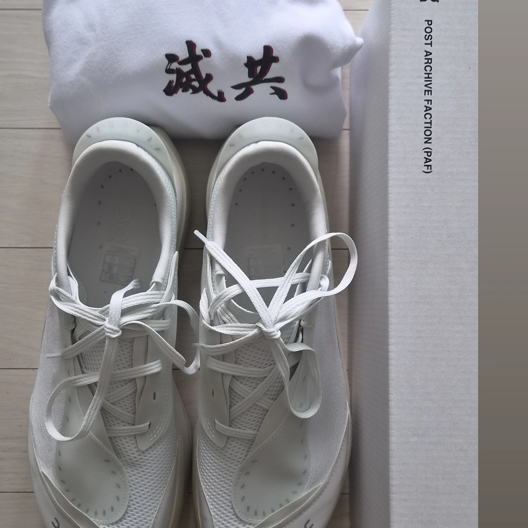 On Running x Post Archive Faction (Paf) Cloudboom Volt White Gale 착용 스타일