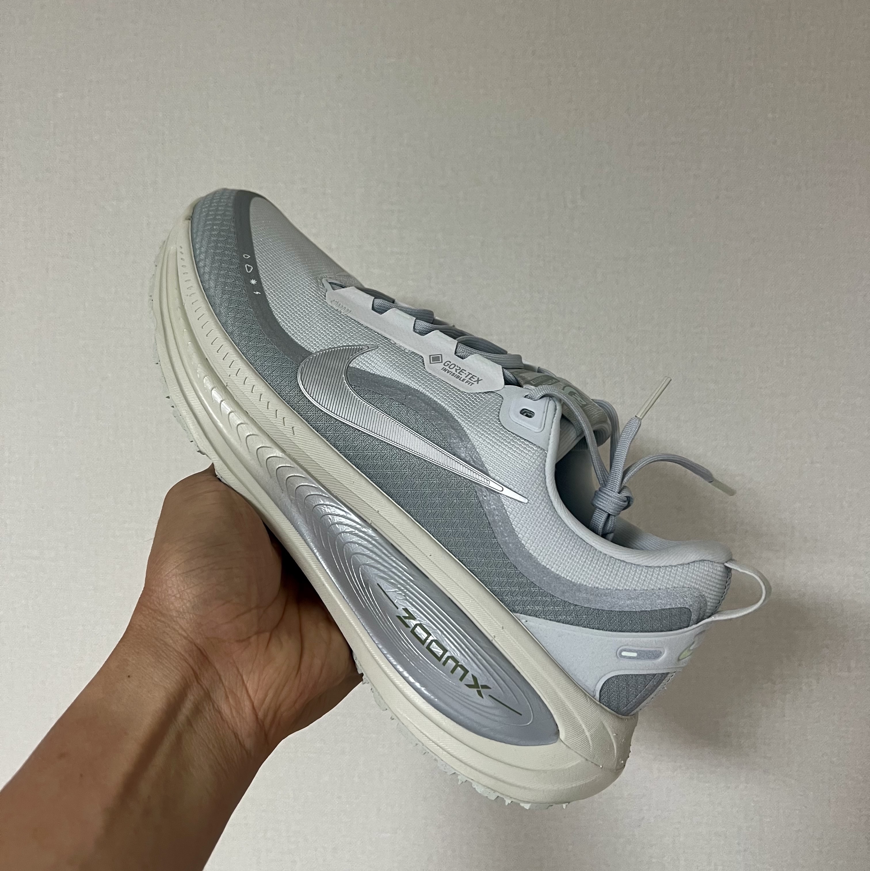 Nike Vomero 18 Gore-Tex Pure Platinum Light Pumice 착용 스타일