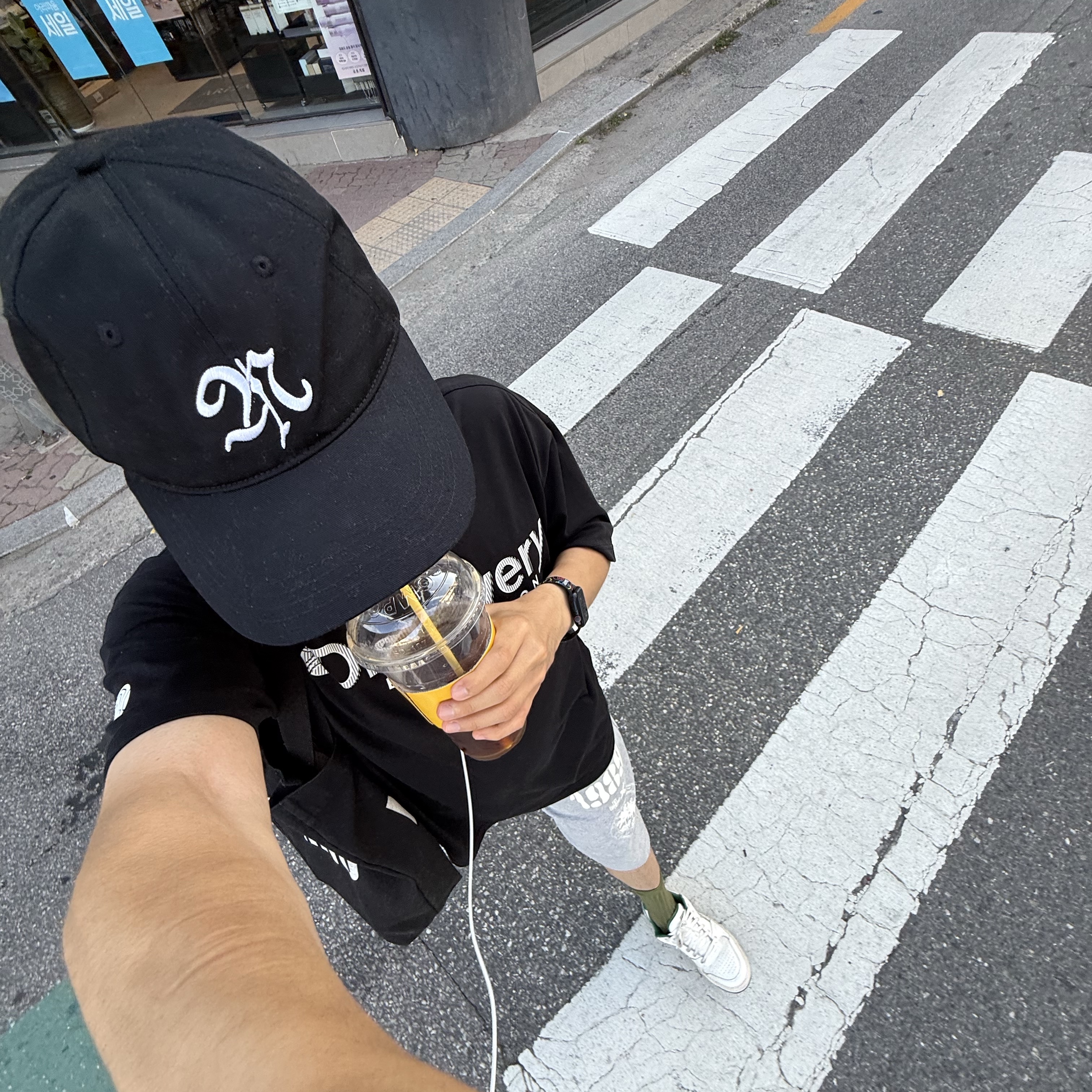 [KREAM 단독] Knitted 1989 Sunrise Graphic Bermuda Half Pants Melange Grey 착용 스타일 - 5