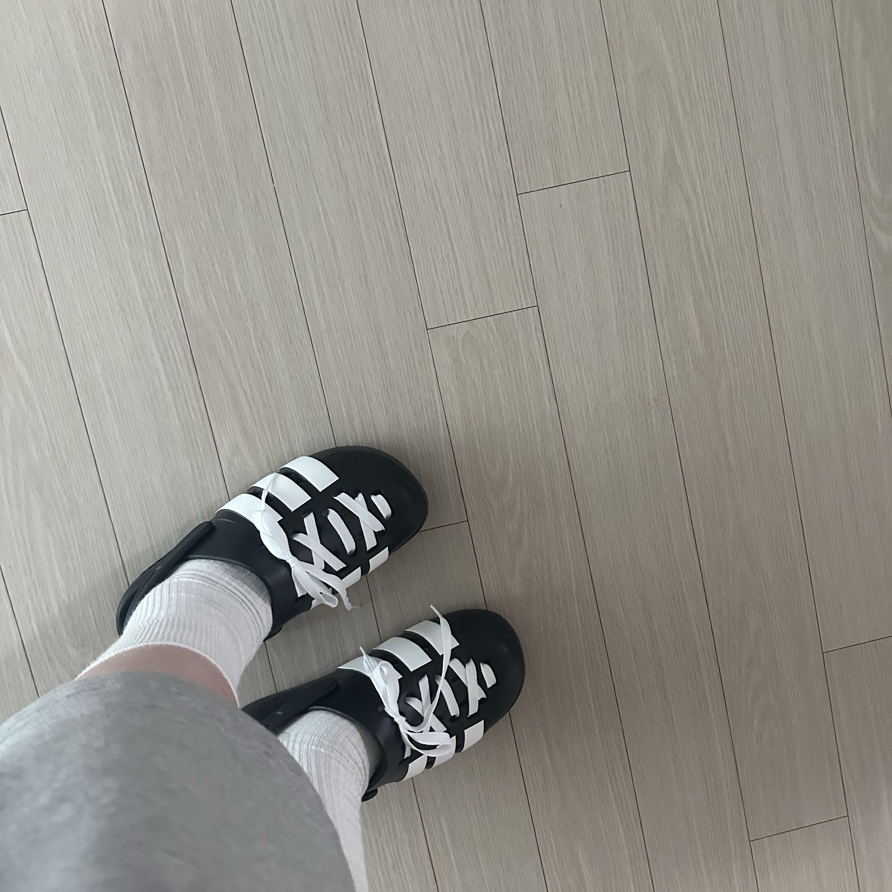 Adidas Sportswear Adilette Clog 2.0 Core Black Cloud White 착용 스타일 - 2