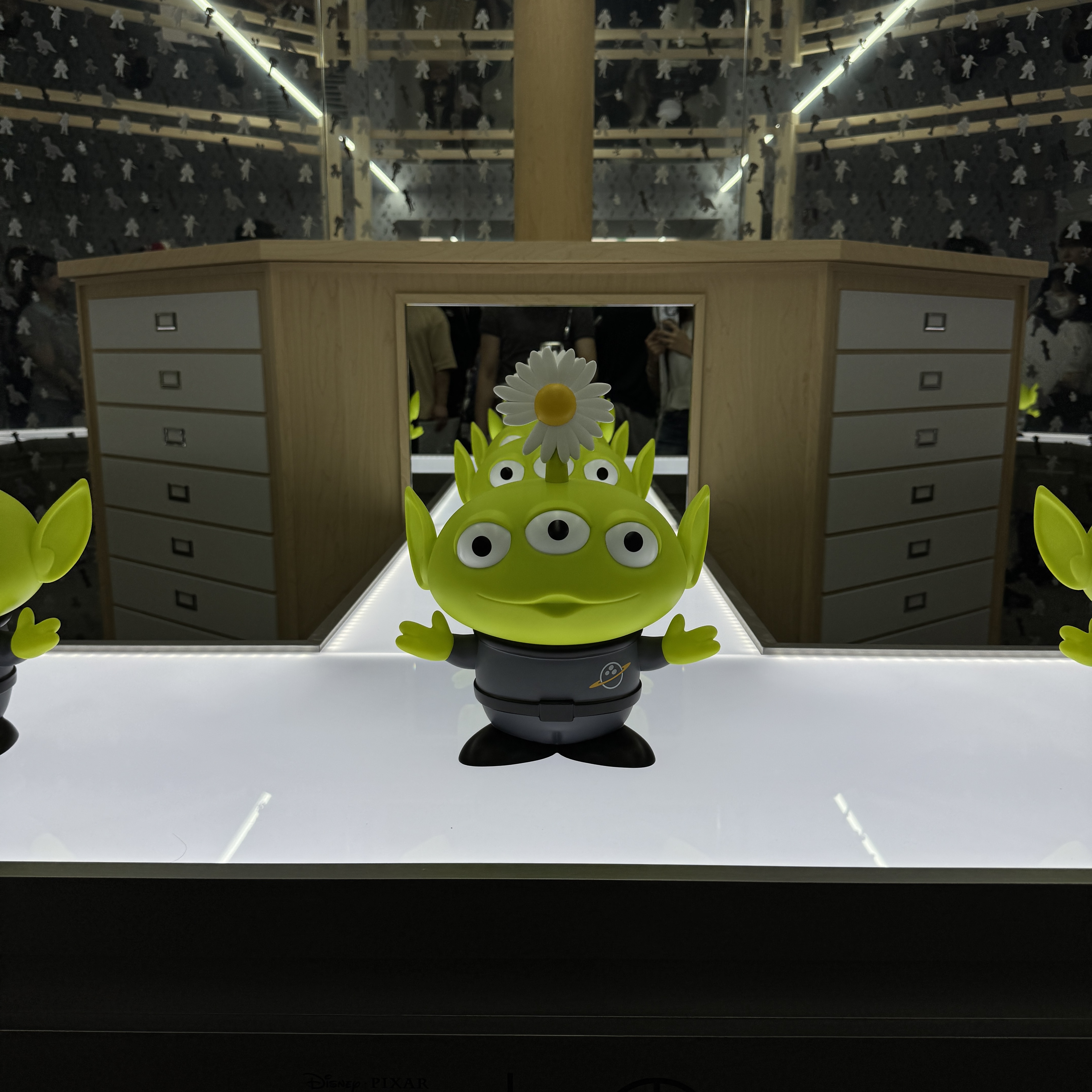 Peaceminusone x Toy Story The First Fan Standing Plush Toy Alien, Peaceminusone x Toy Story The First Fan Collectable Toy Alien 착용 스타일 - 3