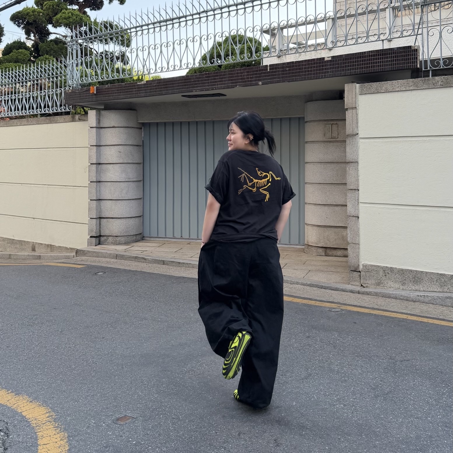 Arc'teryx Kragg Cotton Logo SS T-Shirt 24K Black, Puma Talon OG Lime Pow 착용 스타일