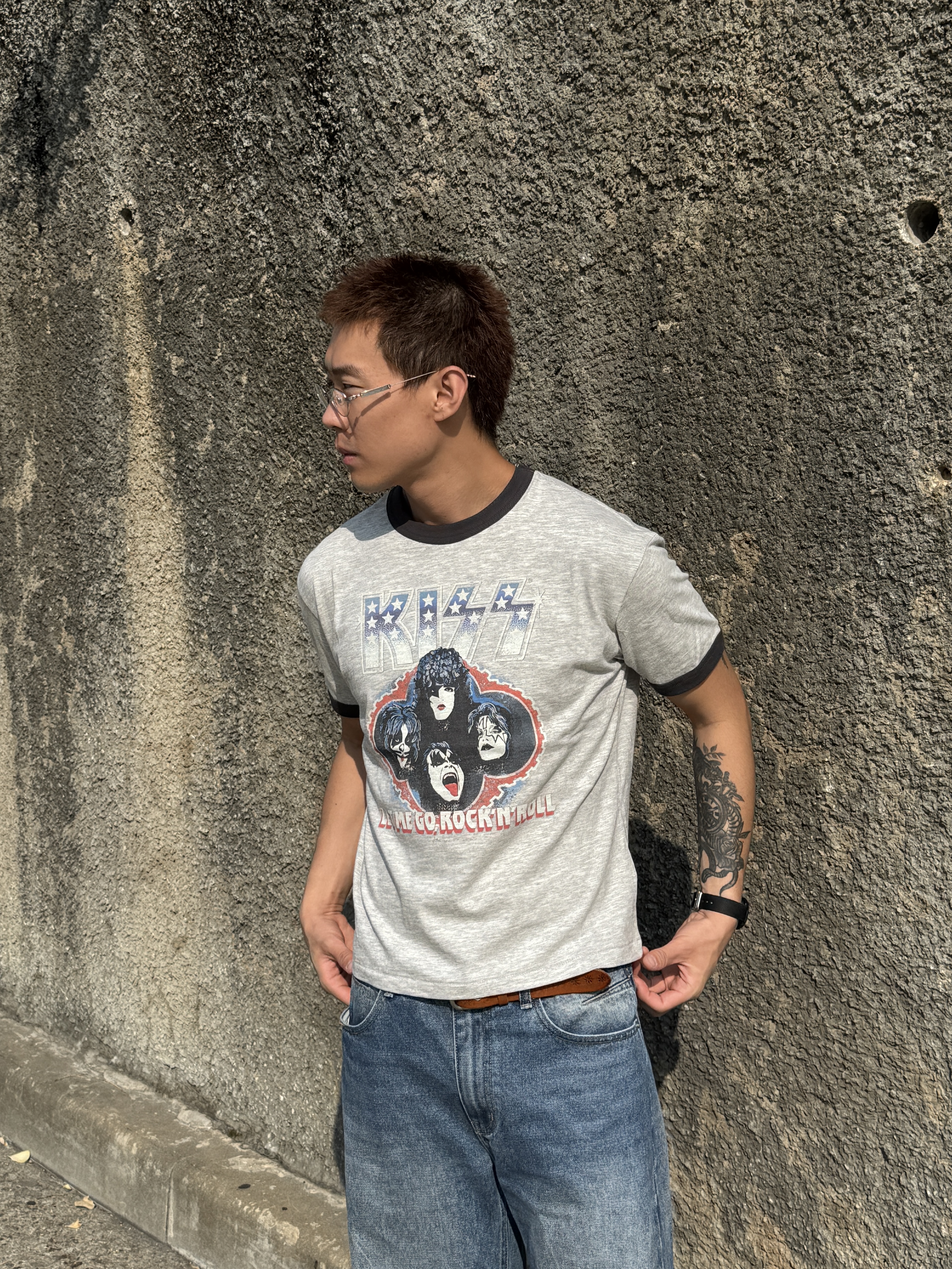 MAINBOOTH X KISS USA Logo T-shirt Gray, Beams Original Chinese Numerals Watch Black 착용 스타일 - 3