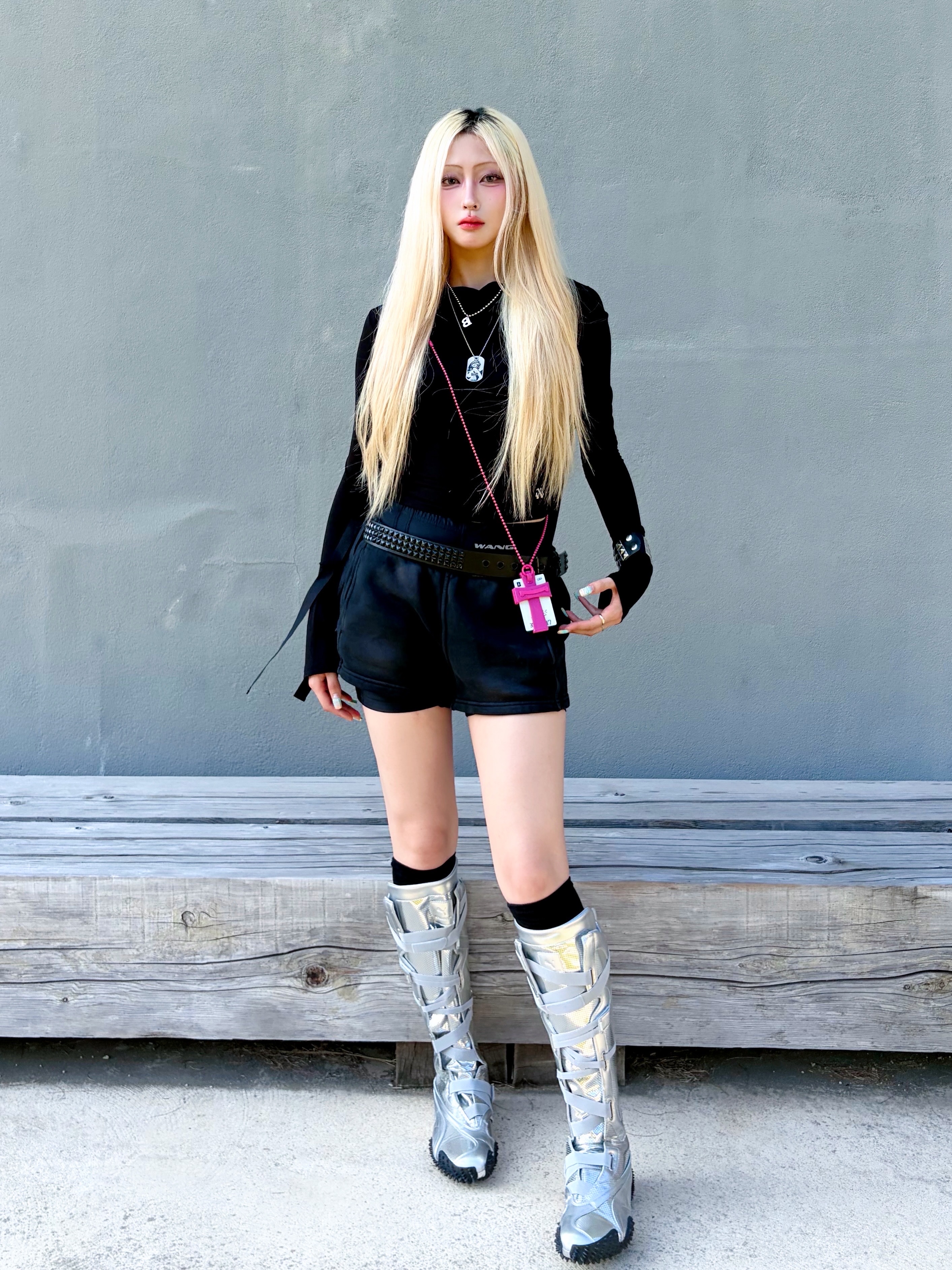 Ottolinger x Puma Women Mostro Boot MU Team Silver, Sculptor Cross Stud Strap Wallet Pink 착용 스타일 - 1