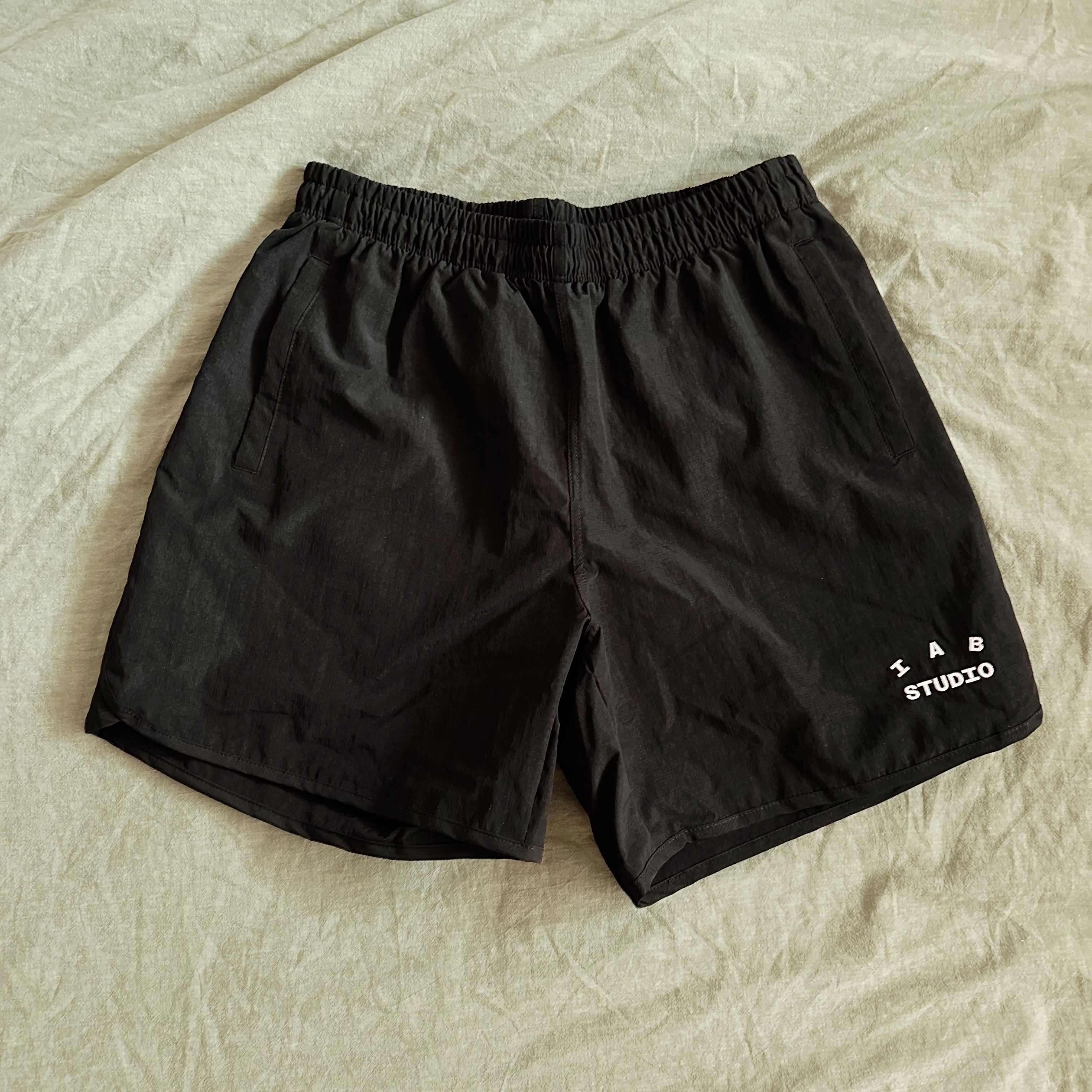 IAB Studio IAB Shorts Black 착용 스타일 - 3
