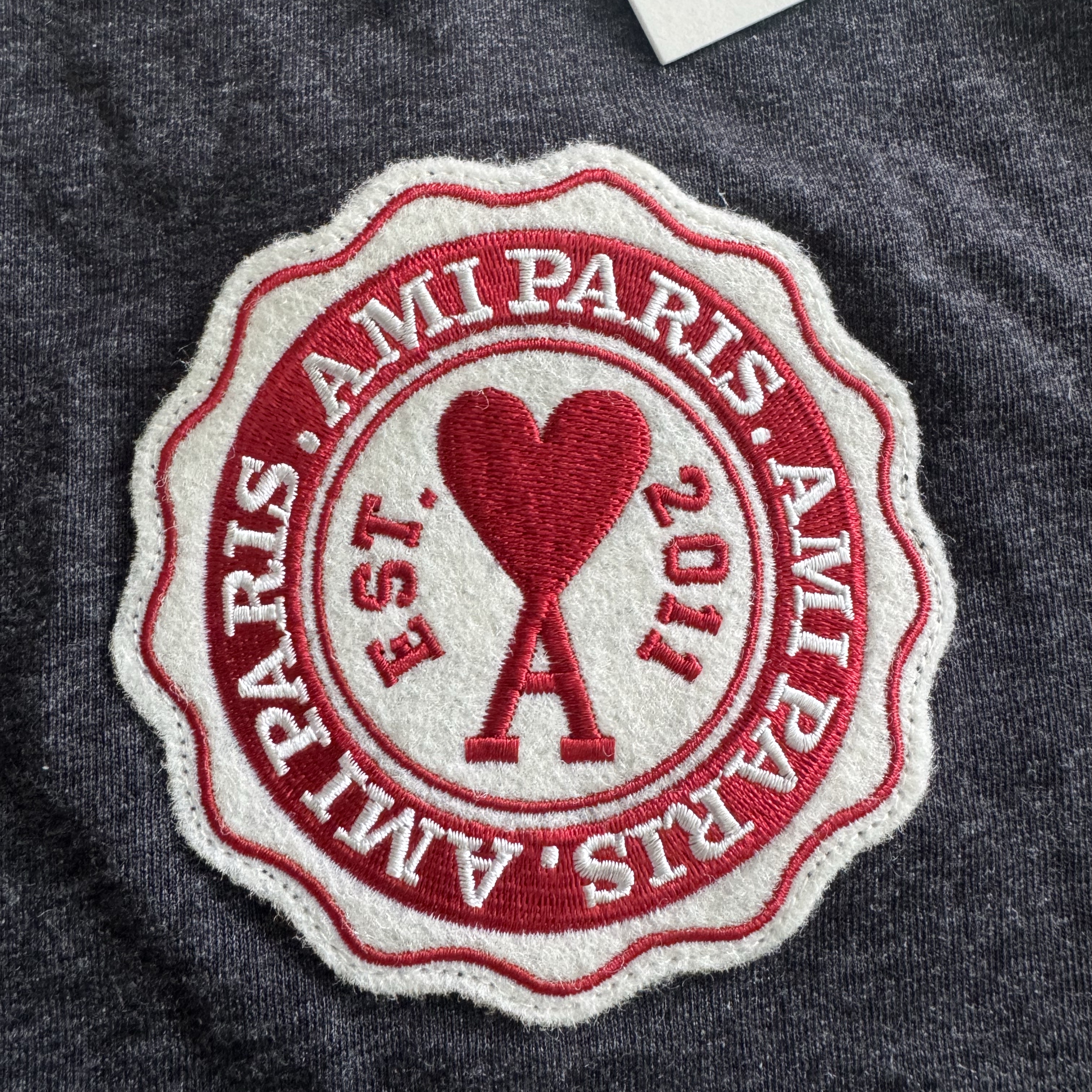 AMI de Coeur Patch T-Shirt Anthracite 착용 스타일 - 1