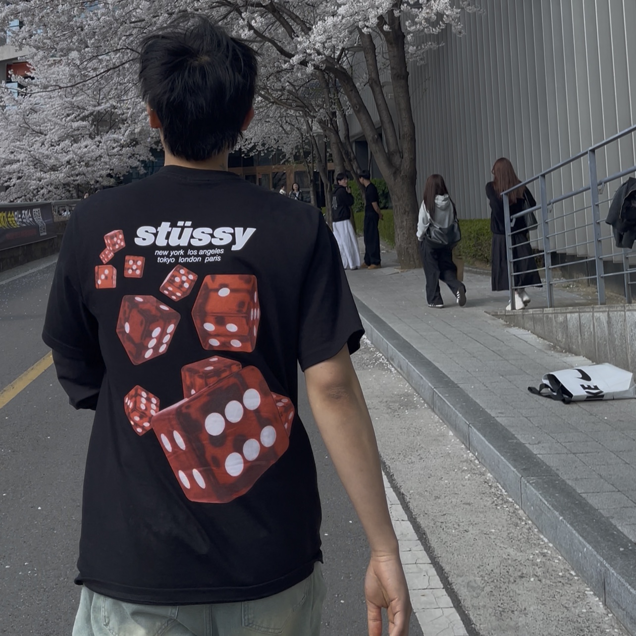 Stussy Rollers T-Shirt Black 착용 스타일 - 1