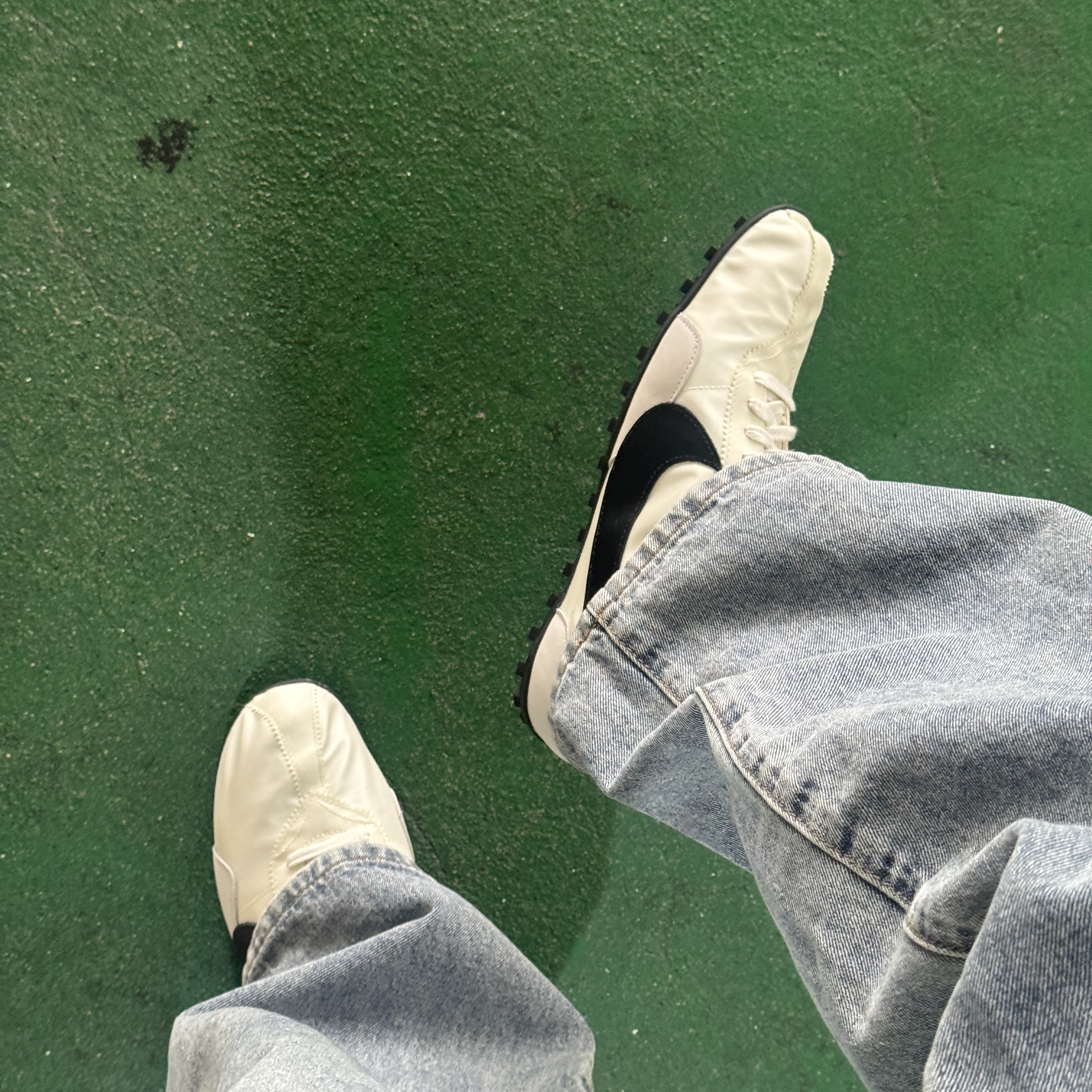 Nike Moon Shoe OG Sail Black 착용 스타일