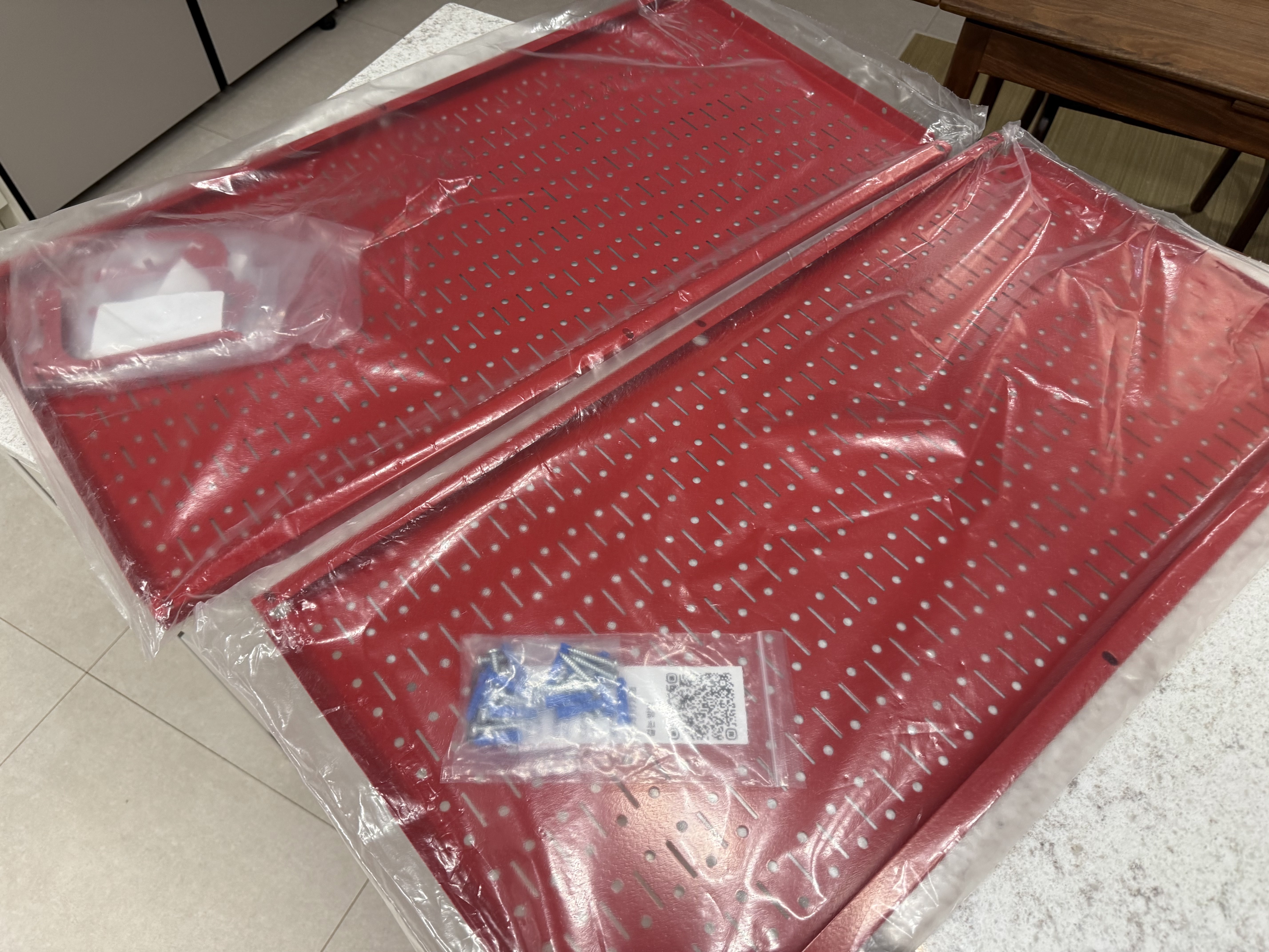 Supreme x Wall Control Pegboard Panel Red (Set of 2) - 26SS, Supreme x Wall Control Pegboard Panel Black (Set of 2) - 26SS 착용 스타일 - 2