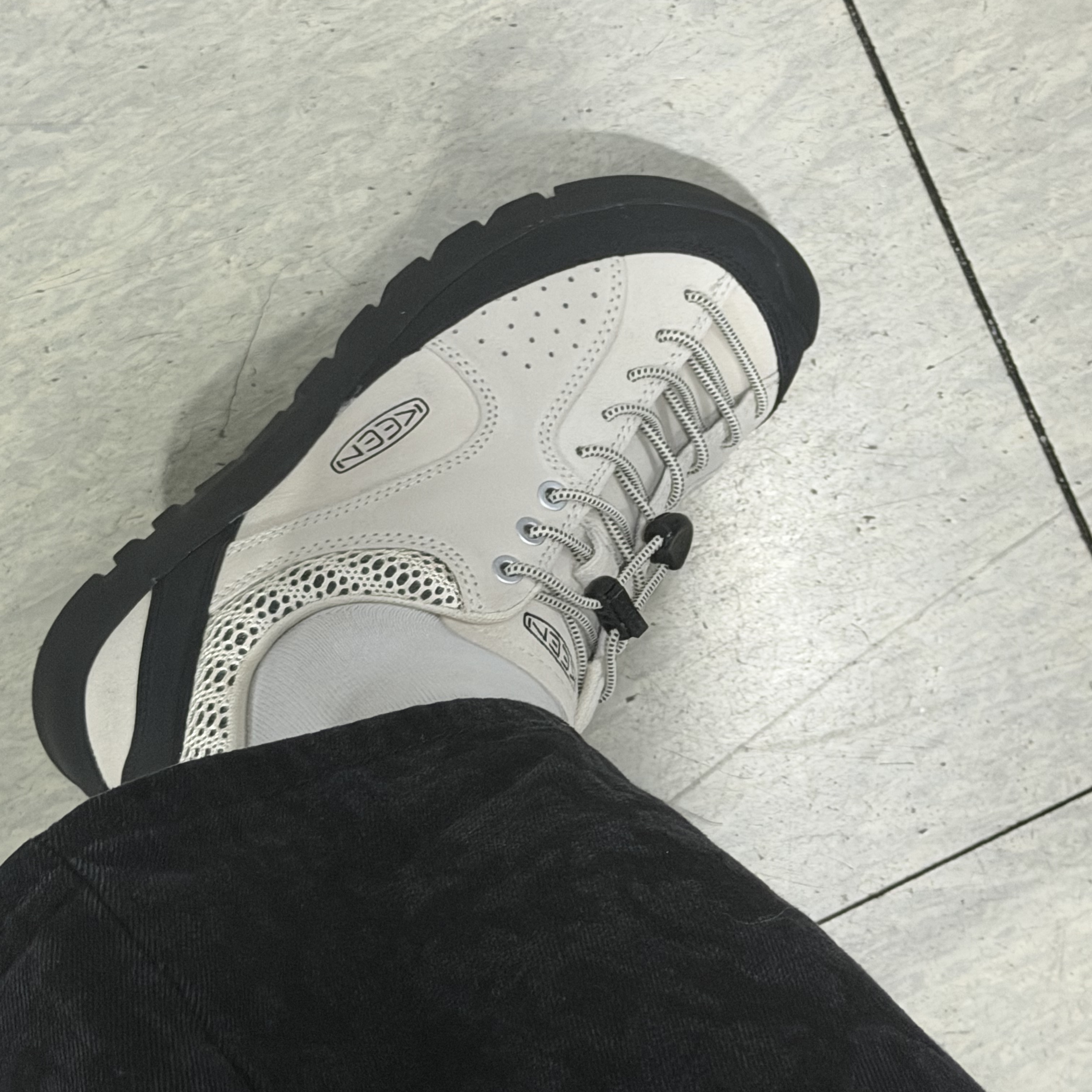 (W) Keen Jasper Rocks SP Sneaker Birch Black 착용 스타일 - 1