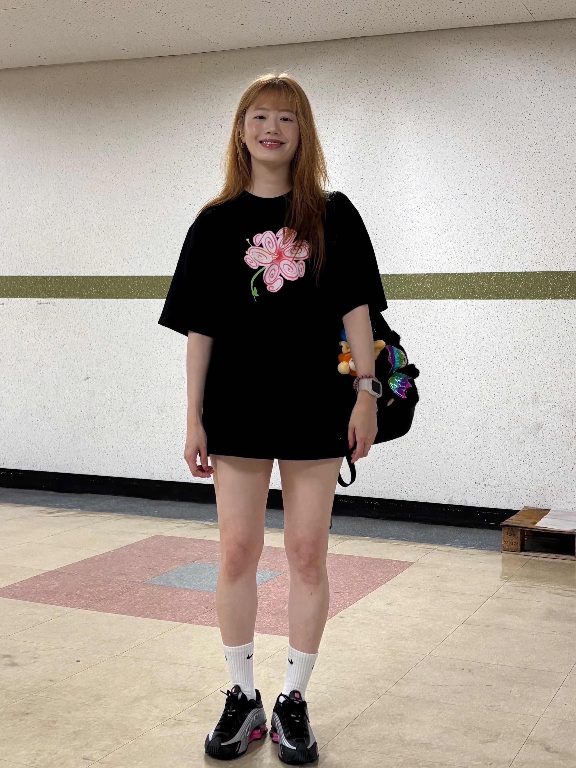 Stussy S Flower T-Shirt Black, (W) Nike Shox R4 Black Pinksicle 착용 스타일 - 9
