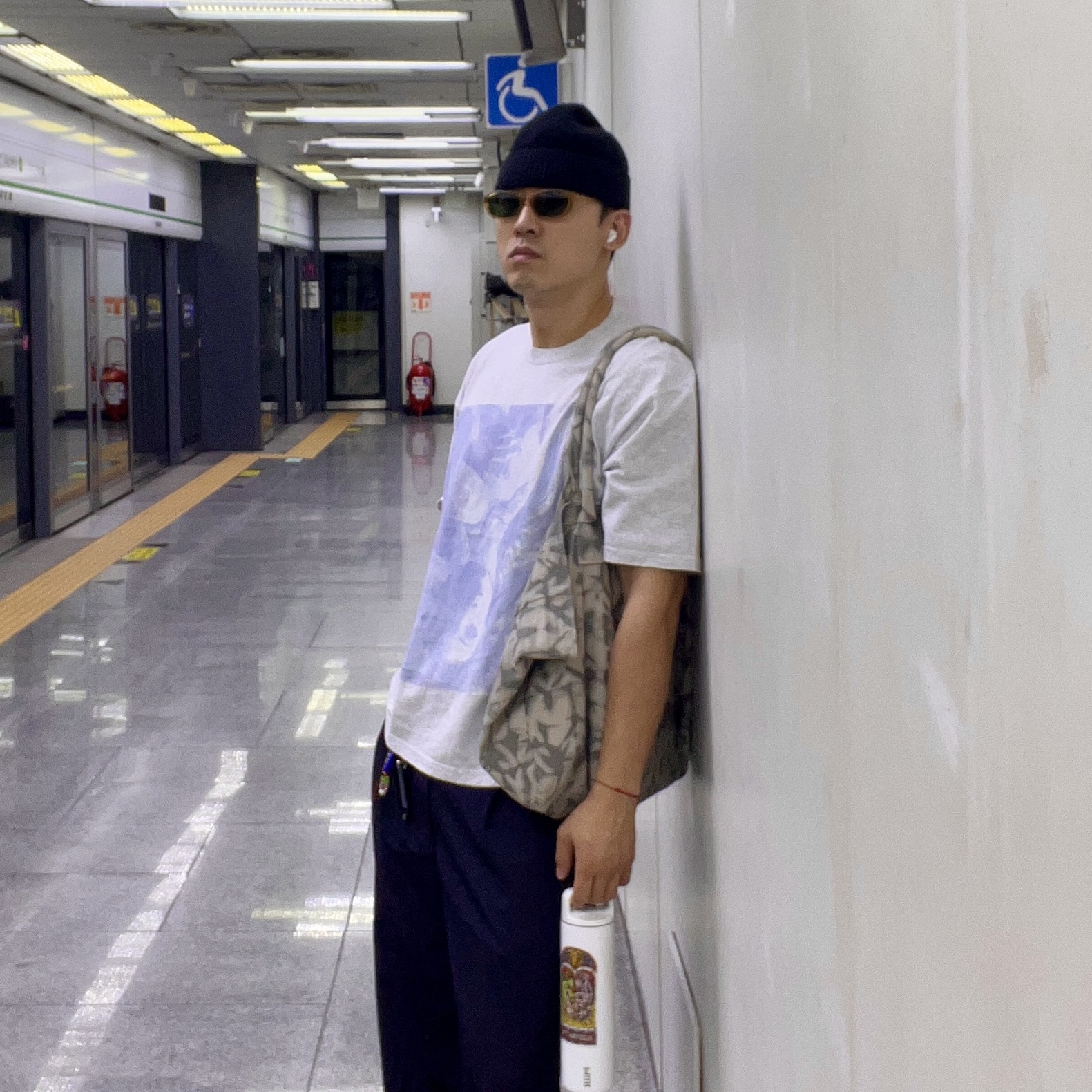 Alo Yoga Iconic Shopper Tote Bag Grey Tiedye 착용 스타일
