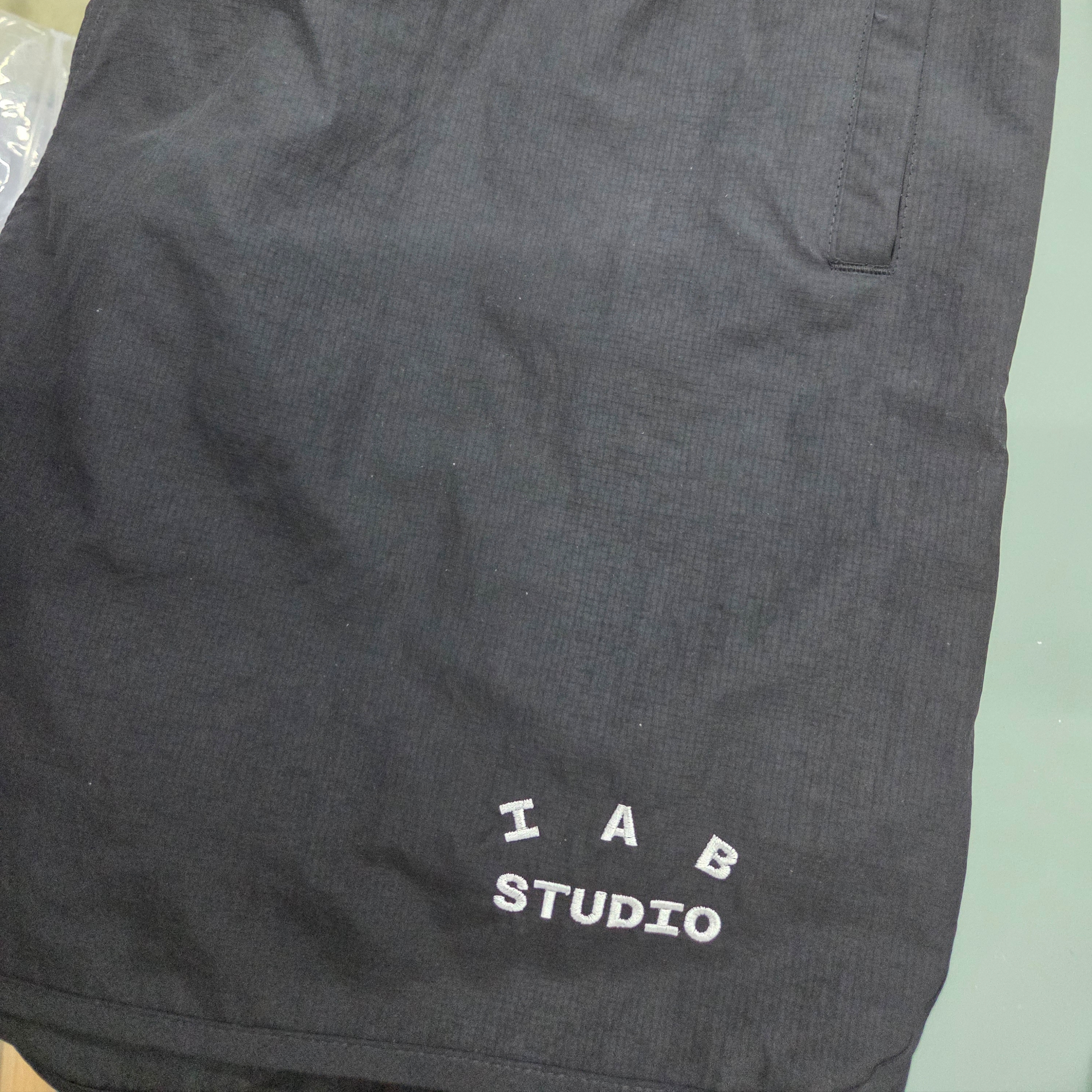 IAB Studio IAB Shorts Black 착용 스타일