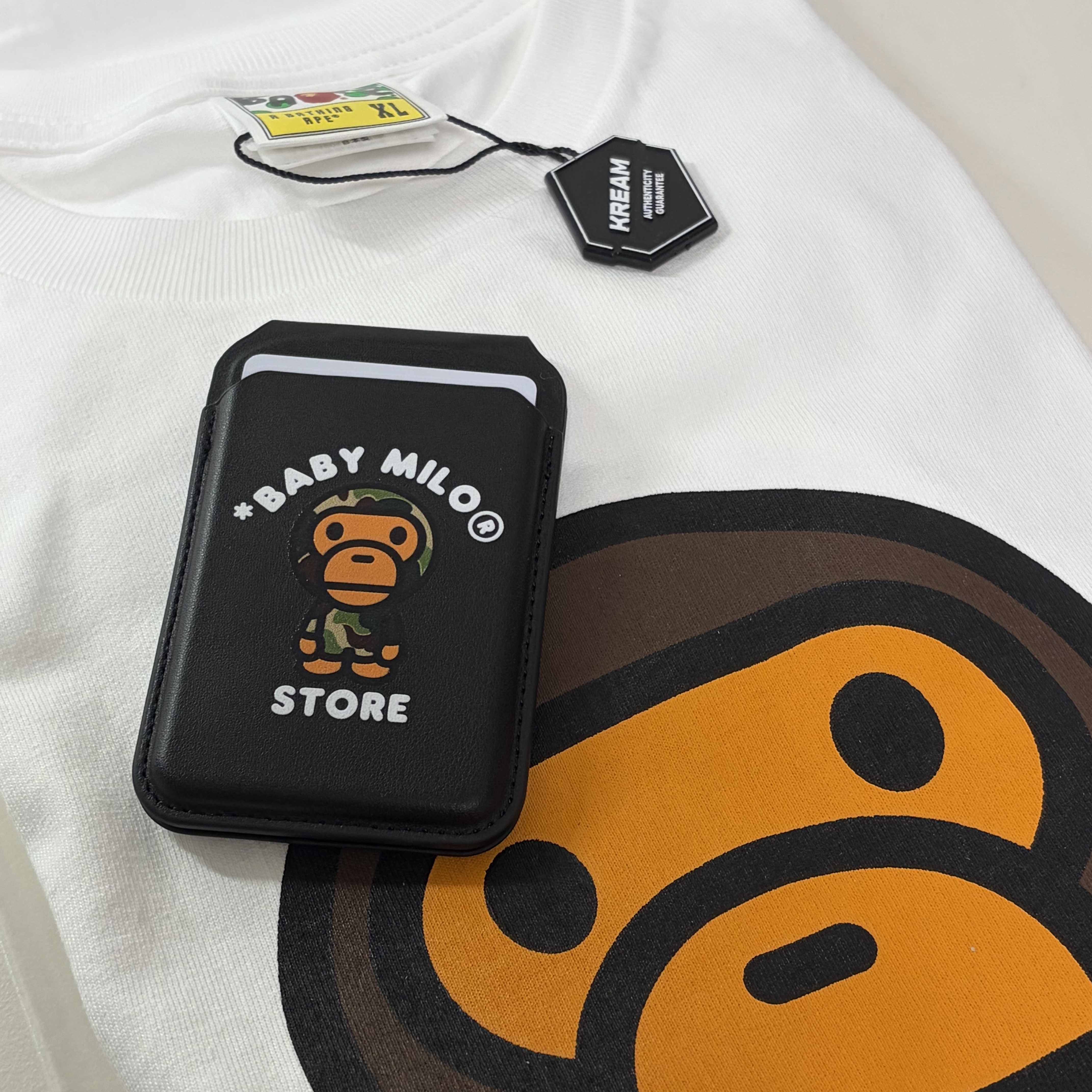 BAPE Baby Milo MagSafe Card Holder Black, BAPE Baby Milo T-Shirt White 착용 스타일 - 1
