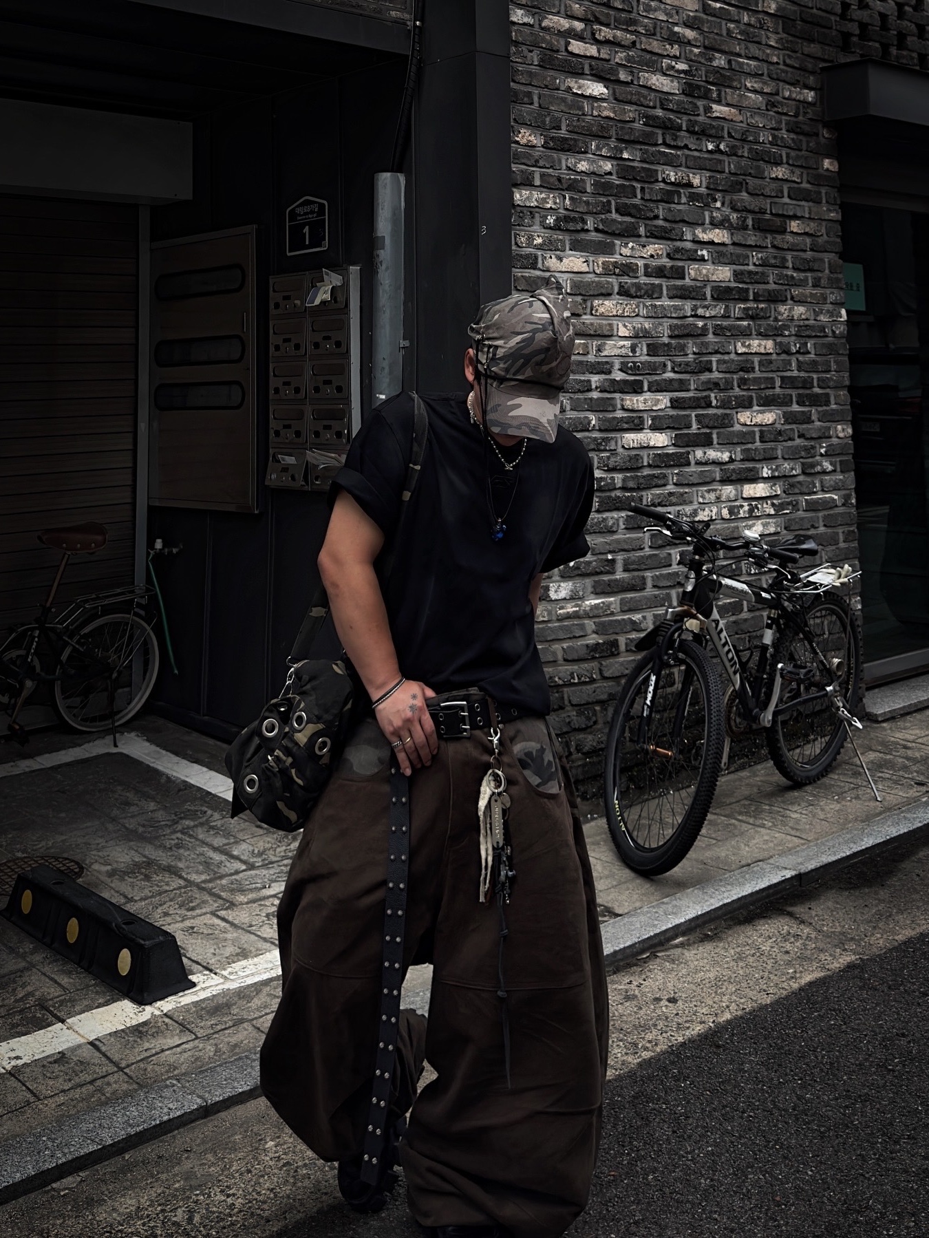 Force Sensitive FST Eyelet Studded Long Belt, Force Sensitive Fs Logo Shoulder Washing T-Shirt Black 착용 스타일 - 2