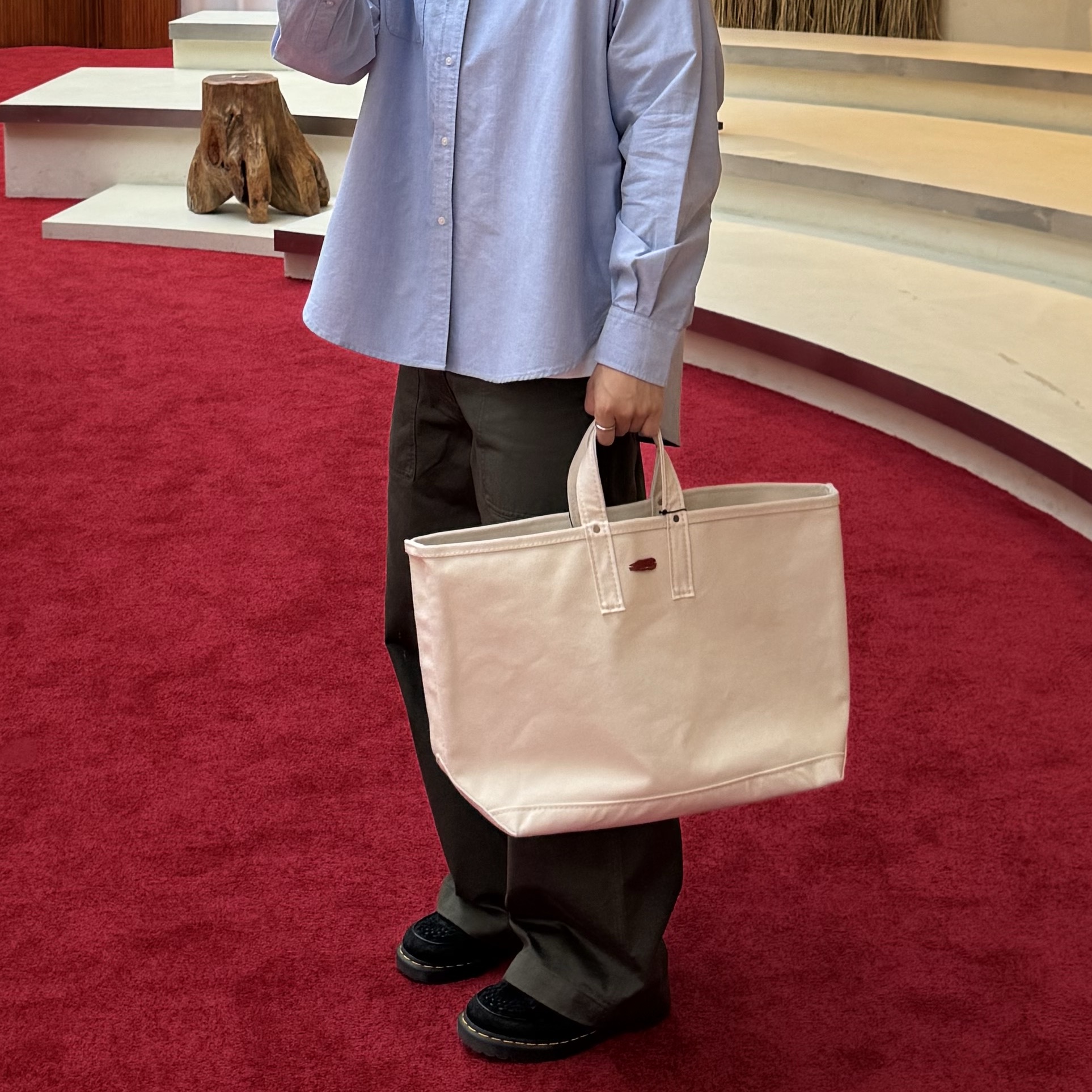 AKRYL Icon Canvas Bag Natural - 26FW 착용 스타일