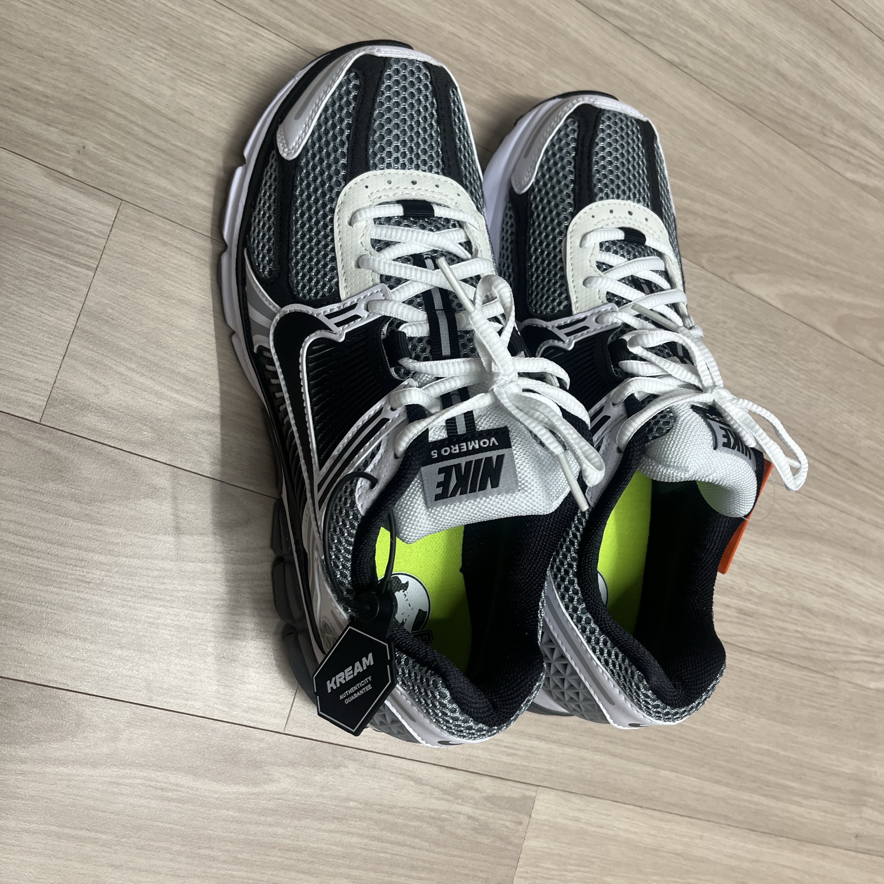 Nike Zoom Vomero 5 SE SP Dark Grey Black White 착용 스타일 - 2