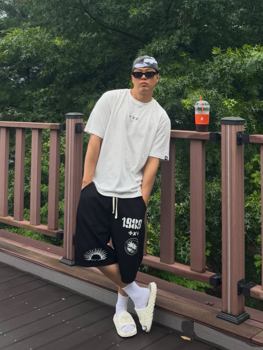 [KREAM 단독] Knitted 1989 Sunrise Graphic Bermuda Half Pants Black, [KREAM 단독] Knitted 1989 Sunrise Graphic Bermuda Half Pants Melange Grey 착용 스타일