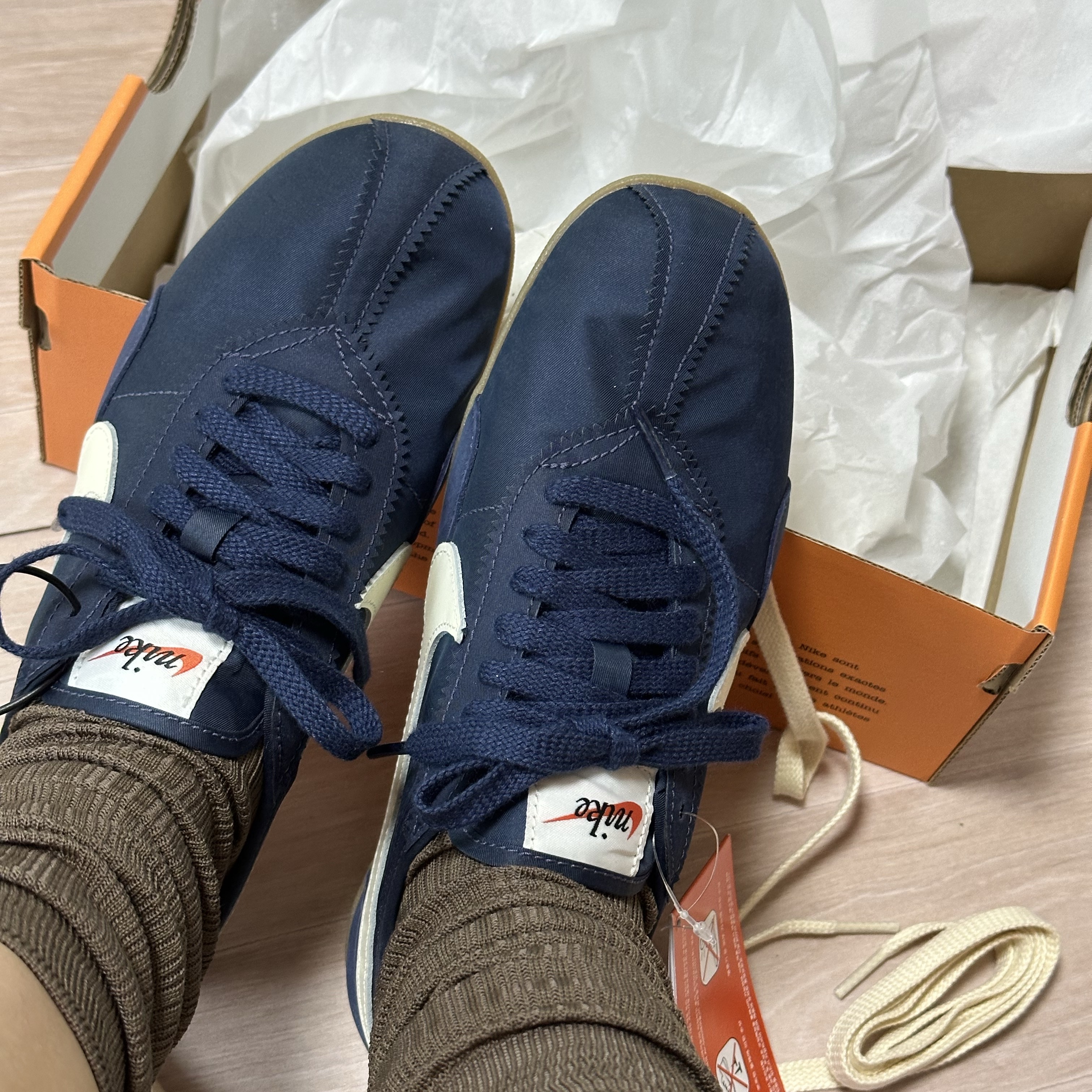 (W) Nike Moon Shoe OG Midnight Navy Gum Light Brown 착용 스타일 - 1