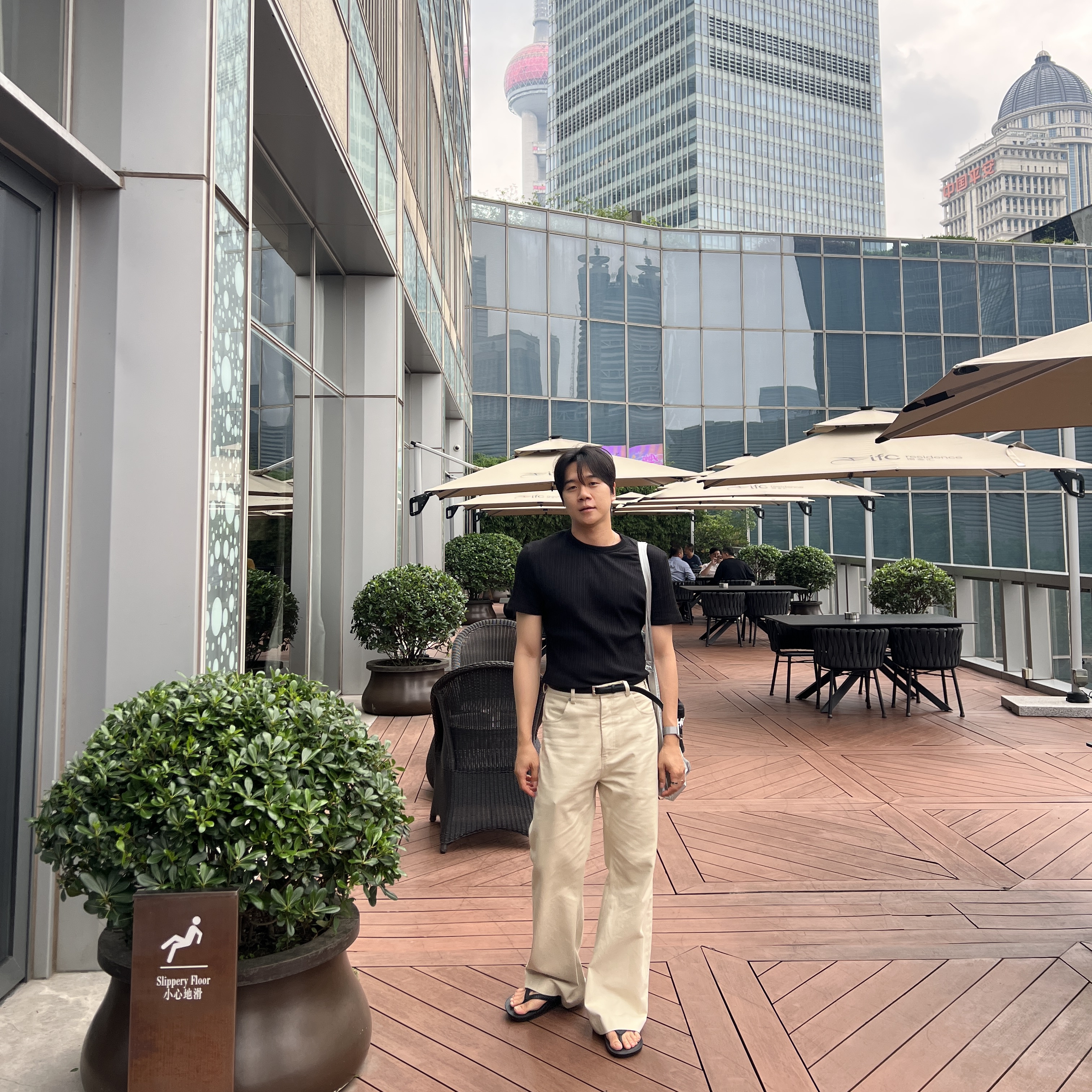 STU 24 Spring Flared Cotton Pants Ivory, ARCHIES Arch Support Flip Flops Black 착용 스타일
