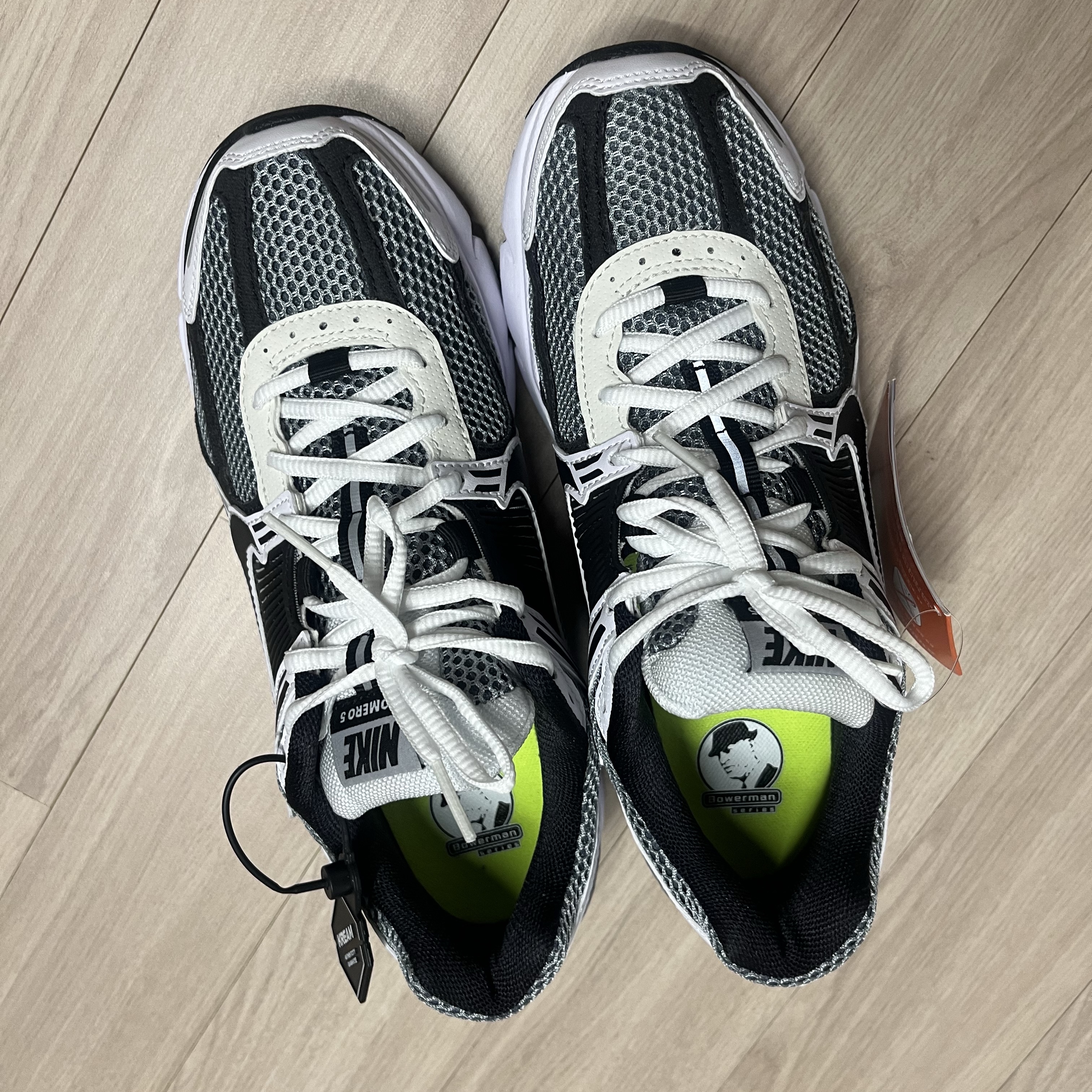 Nike Zoom Vomero 5 SE SP Dark Grey Black White 착용 스타일 - 4