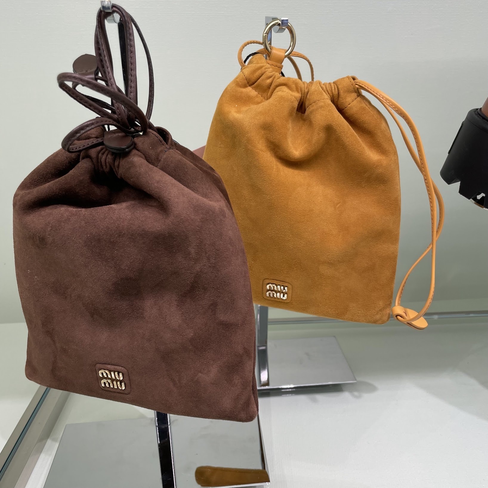 Miu Miu Suede Pouch Cocoa Brown 착용 스타일 - 1