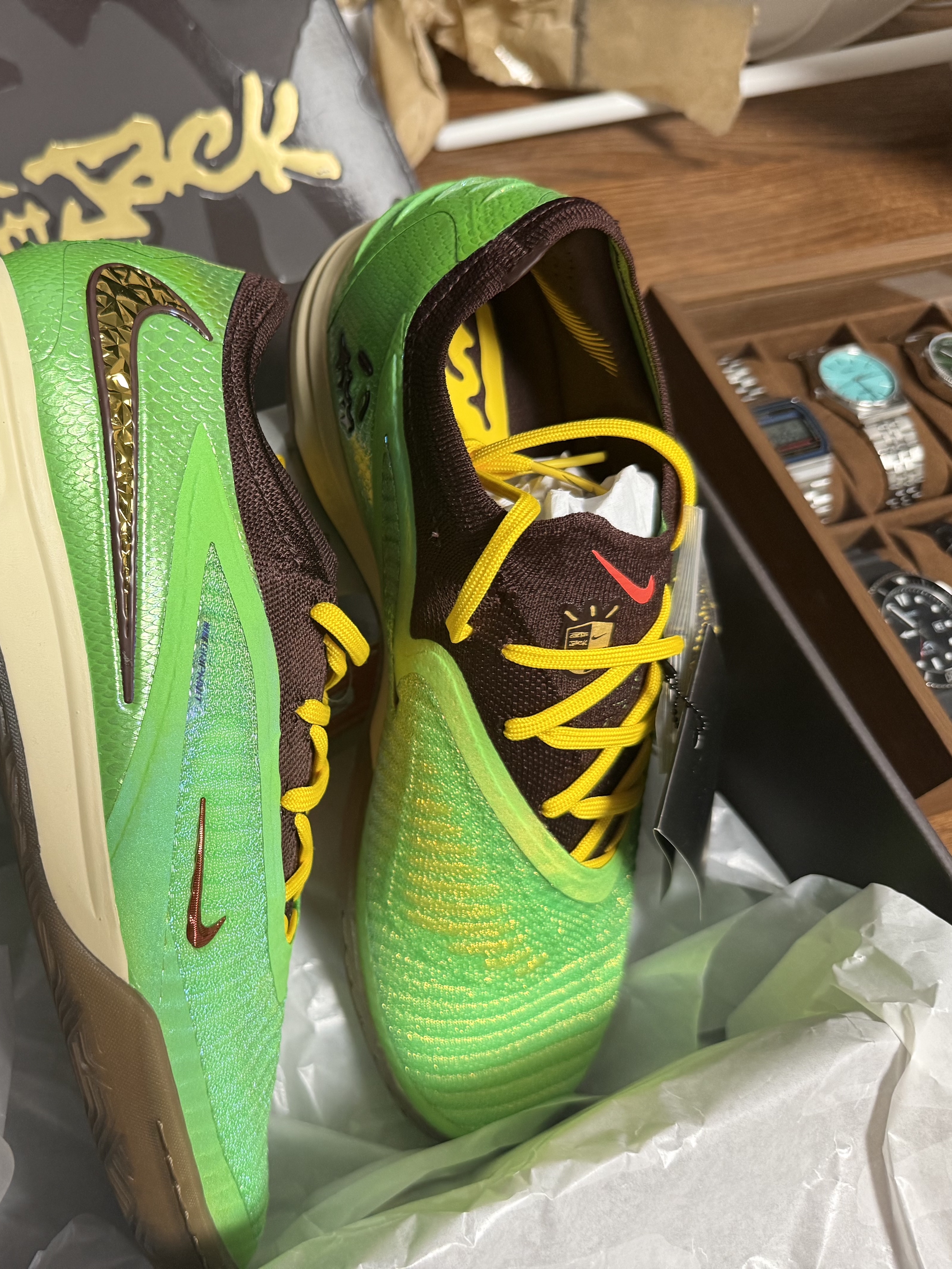 Nike x Travis Scott Cactus Jack Phantom 6 Low Indoor Earth and Metallic Gold 착용 스타일