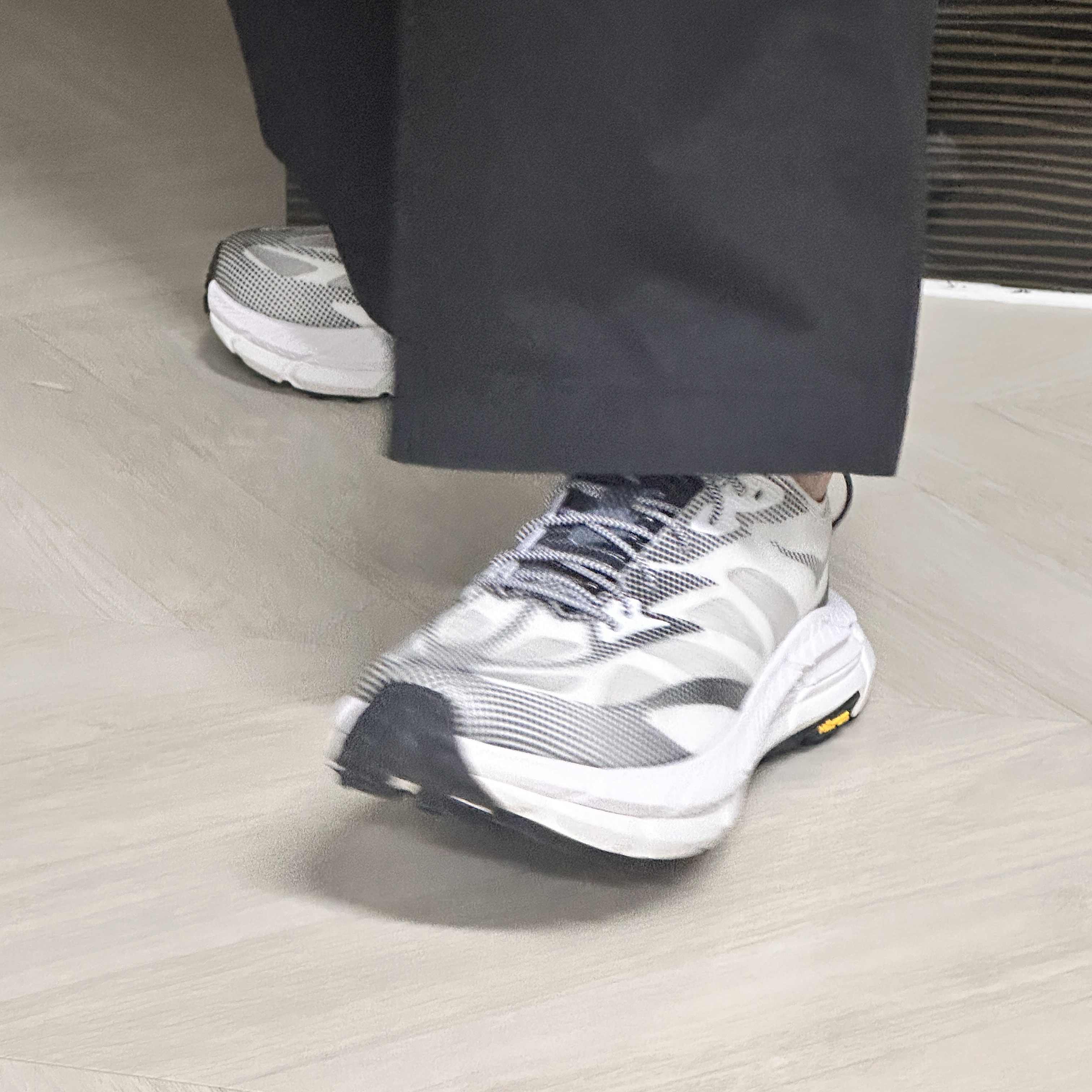 Hoka Mafate Speed 4 Lite White Black 착용 스타일 - 2