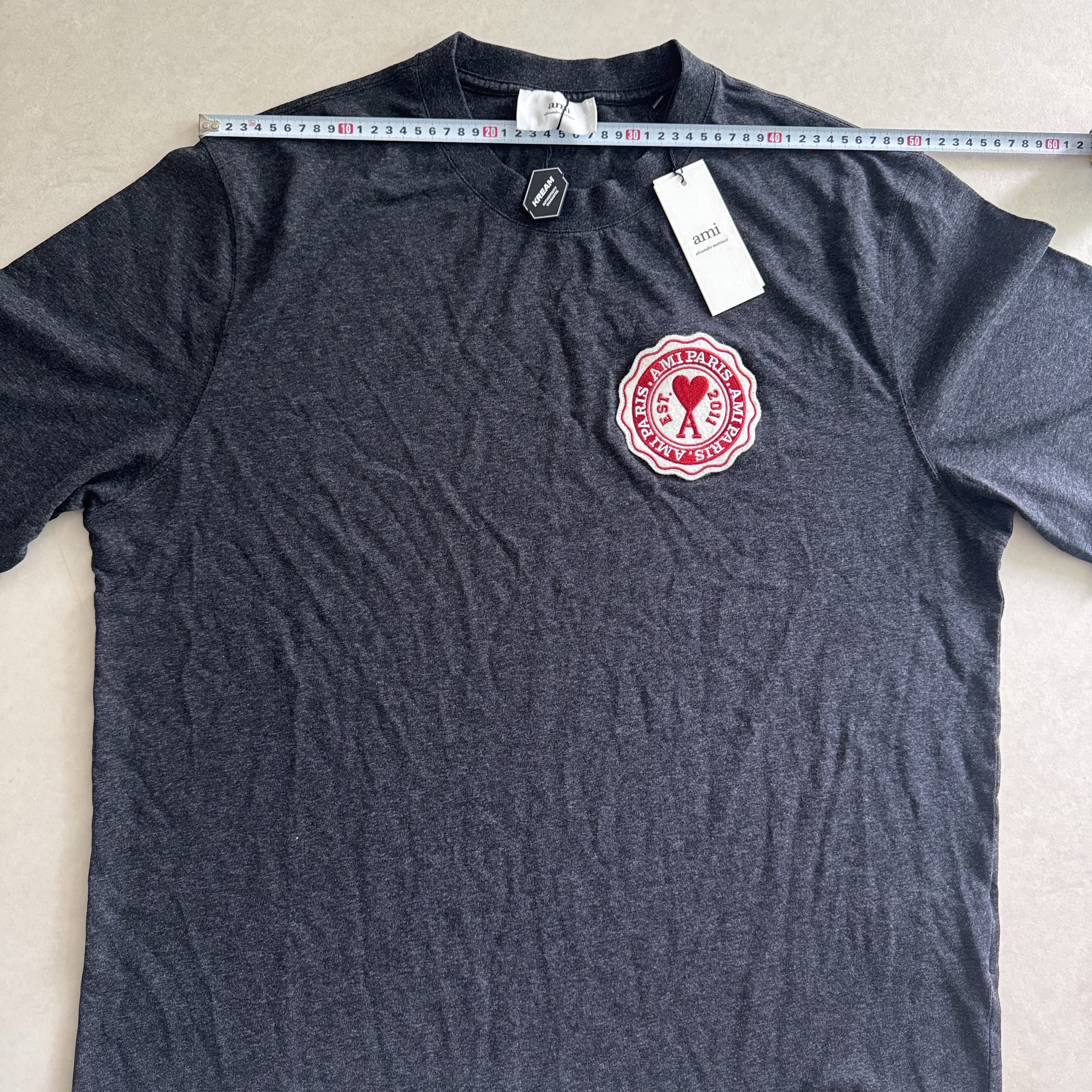 AMI de Coeur Patch T-Shirt Anthracite 착용 스타일 - 5