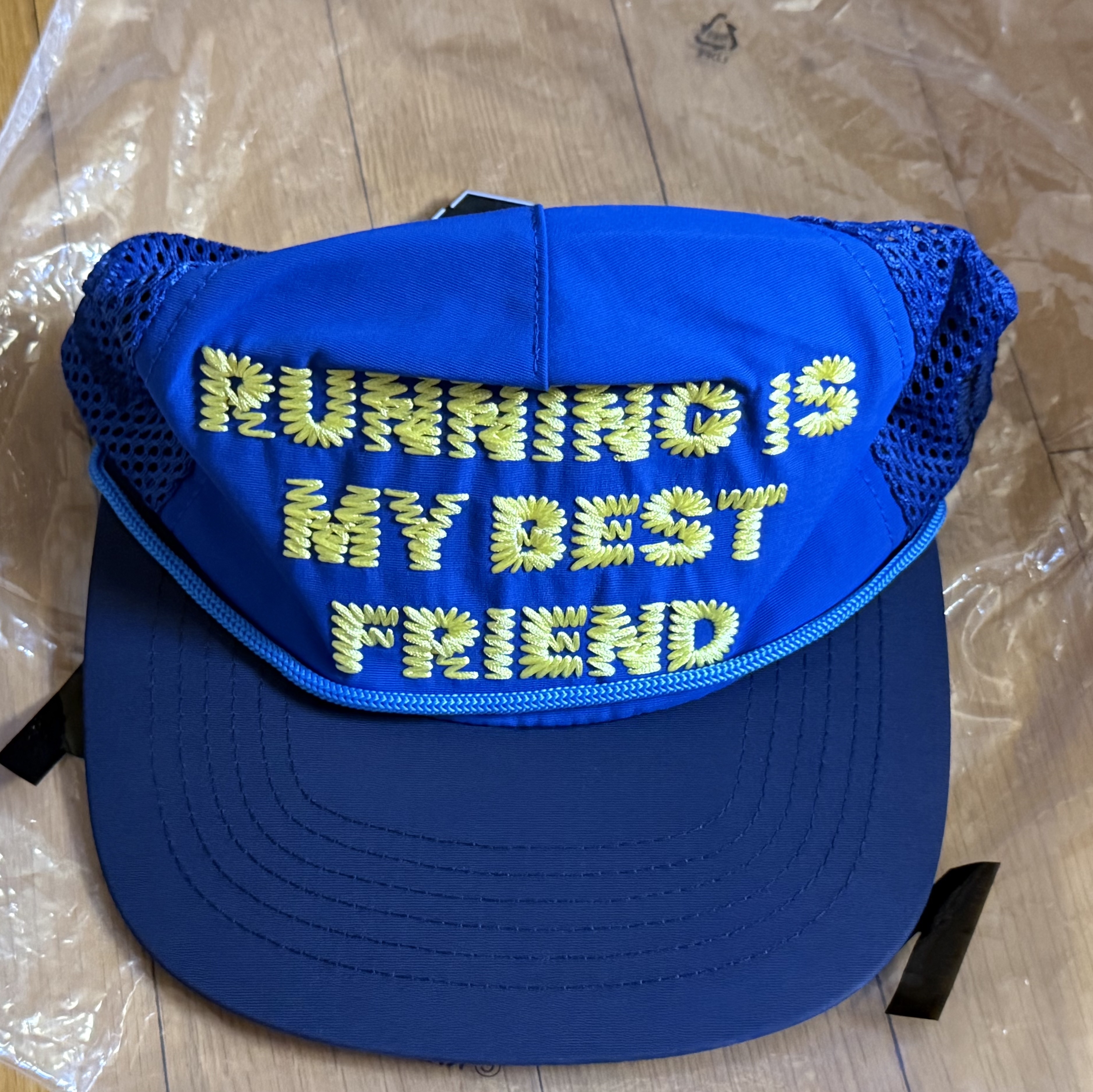 Alex Zono Running Is My Best Friend Trucker Blue 착용 스타일