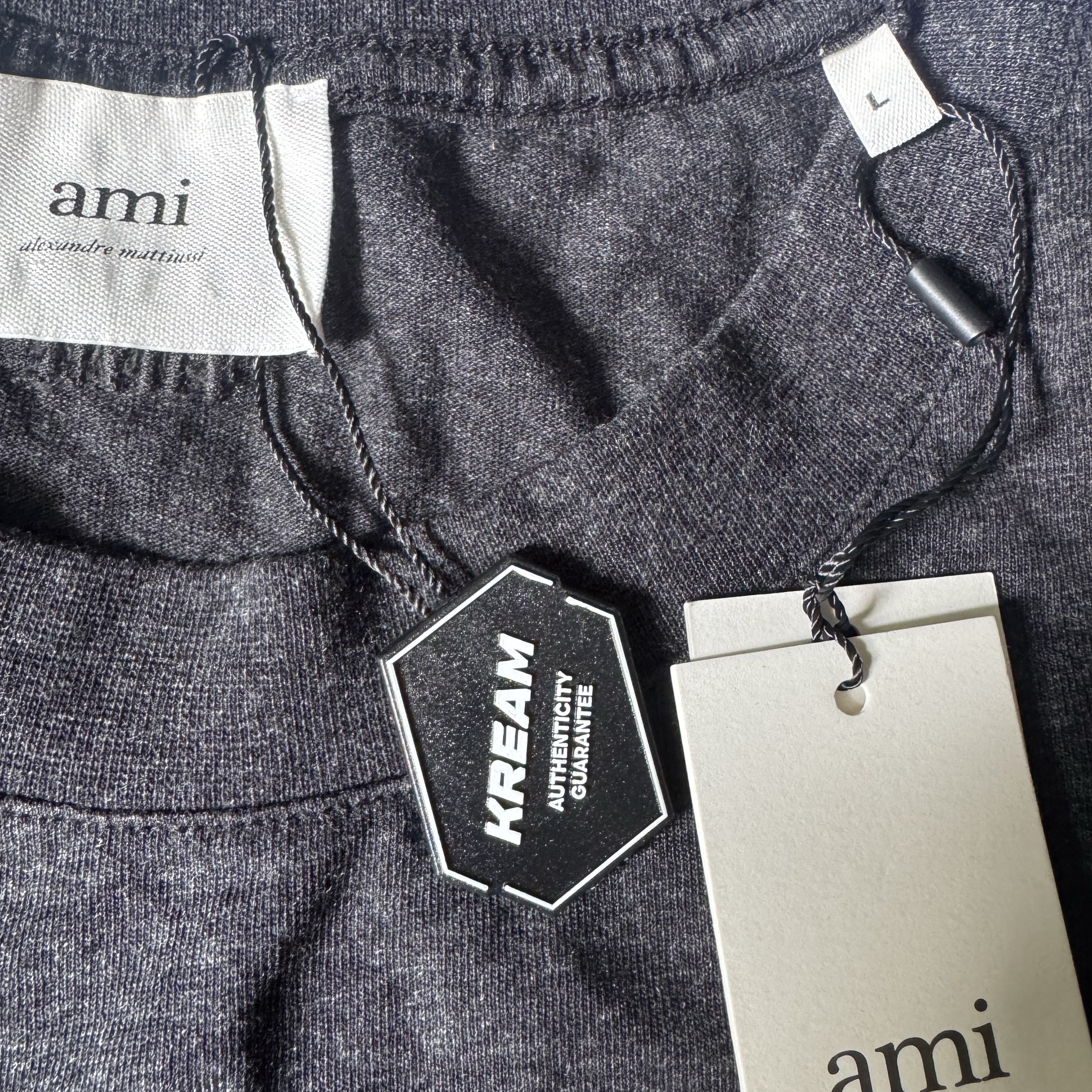 AMI de Coeur Patch T-Shirt Anthracite 착용 스타일 - 3