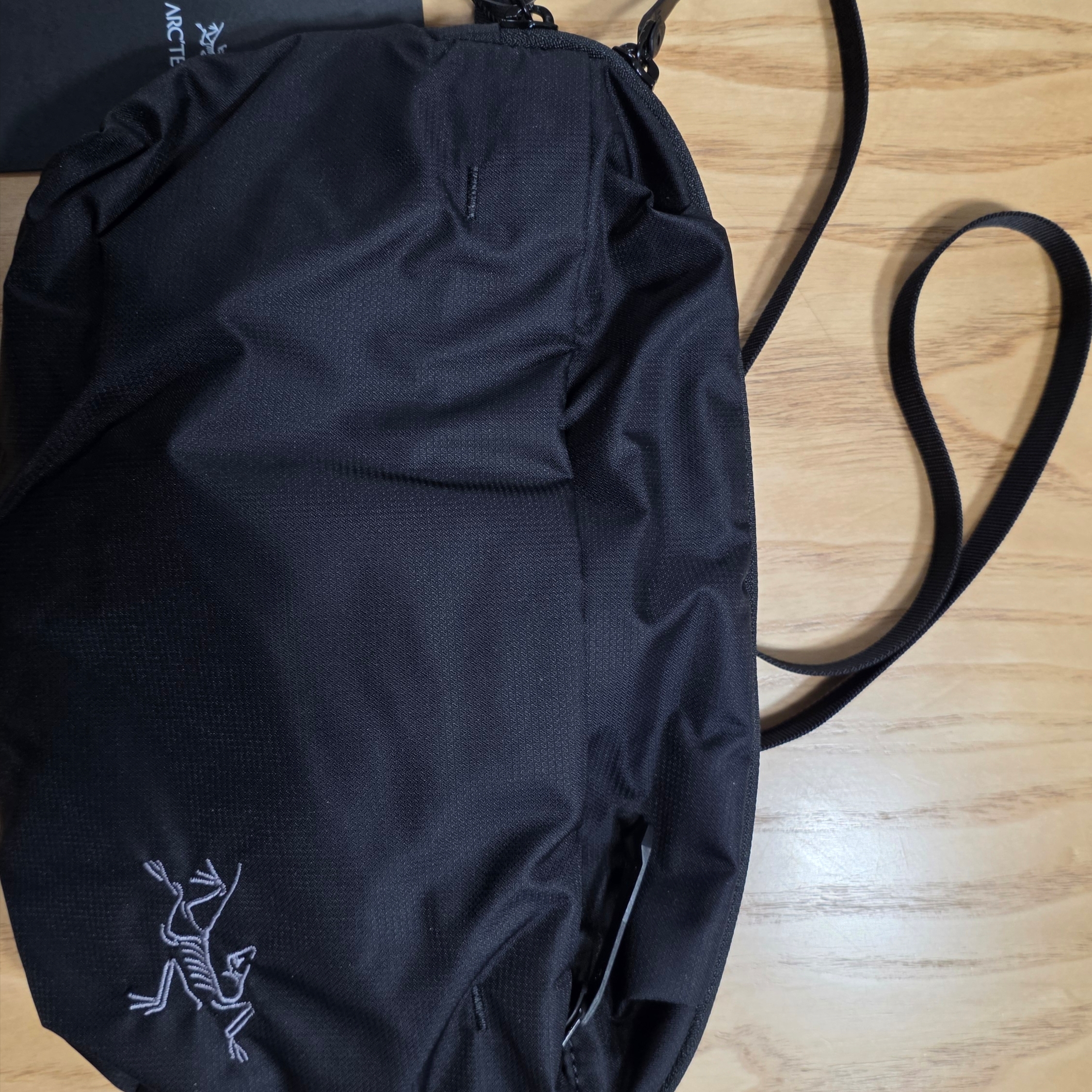 Arc'teryx Heliad 6 Crossbody Bag Black 착용 스타일 - 1