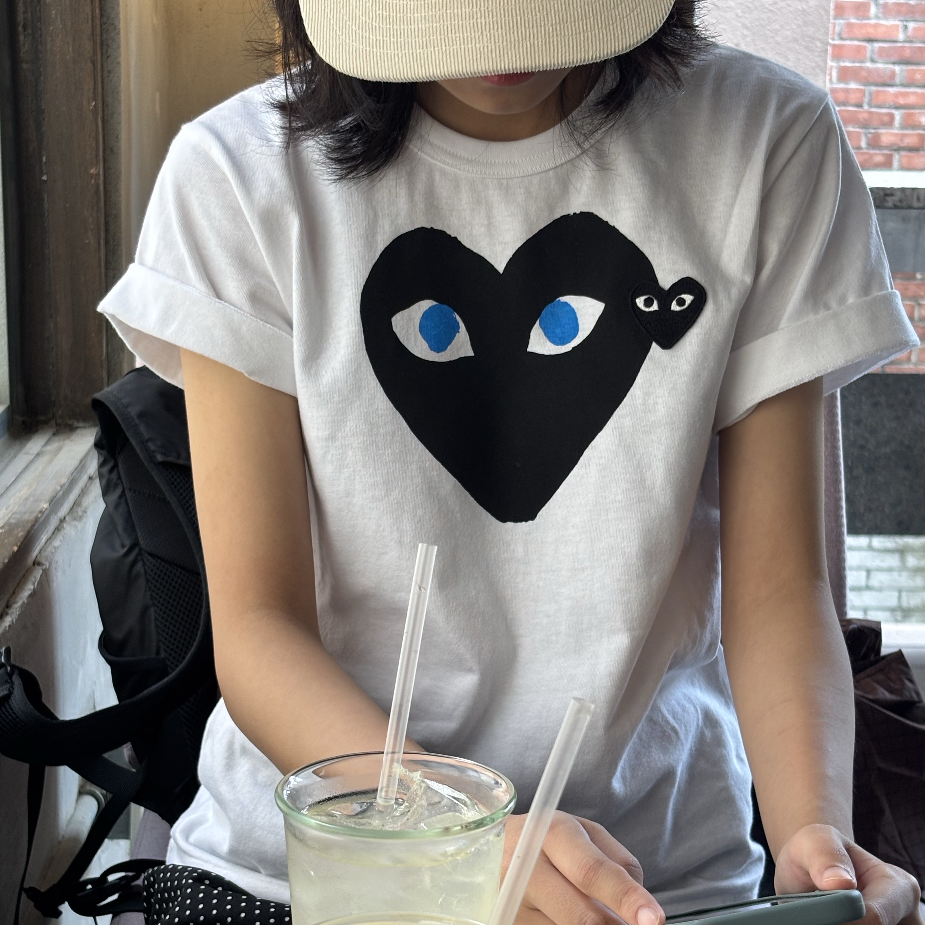 Play Comme des Garcons Black Heart Blue Eyes T-Shirt White 착용 스타일