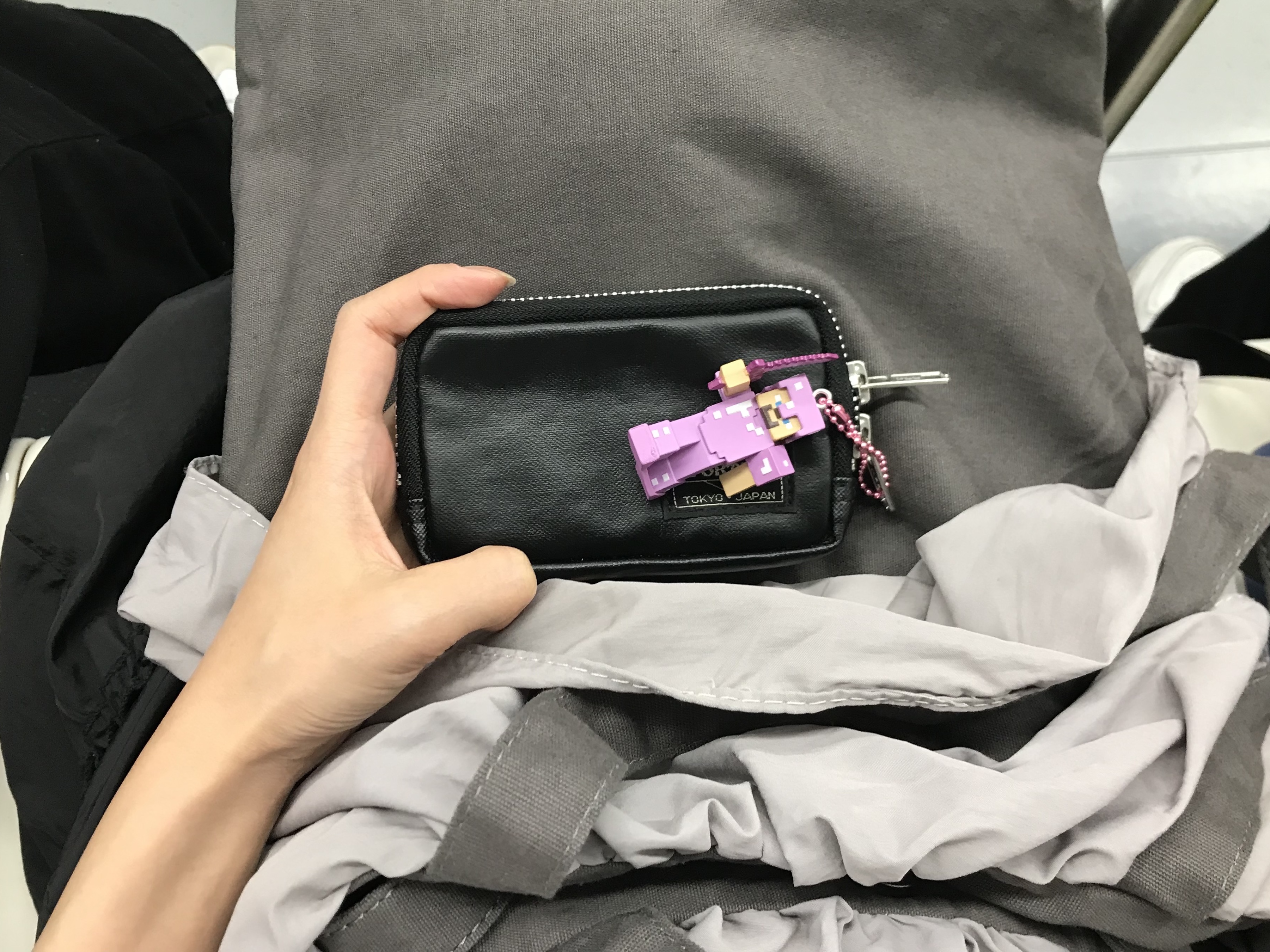 Porter Freestyle Multi Coin Case Black 착용 스타일