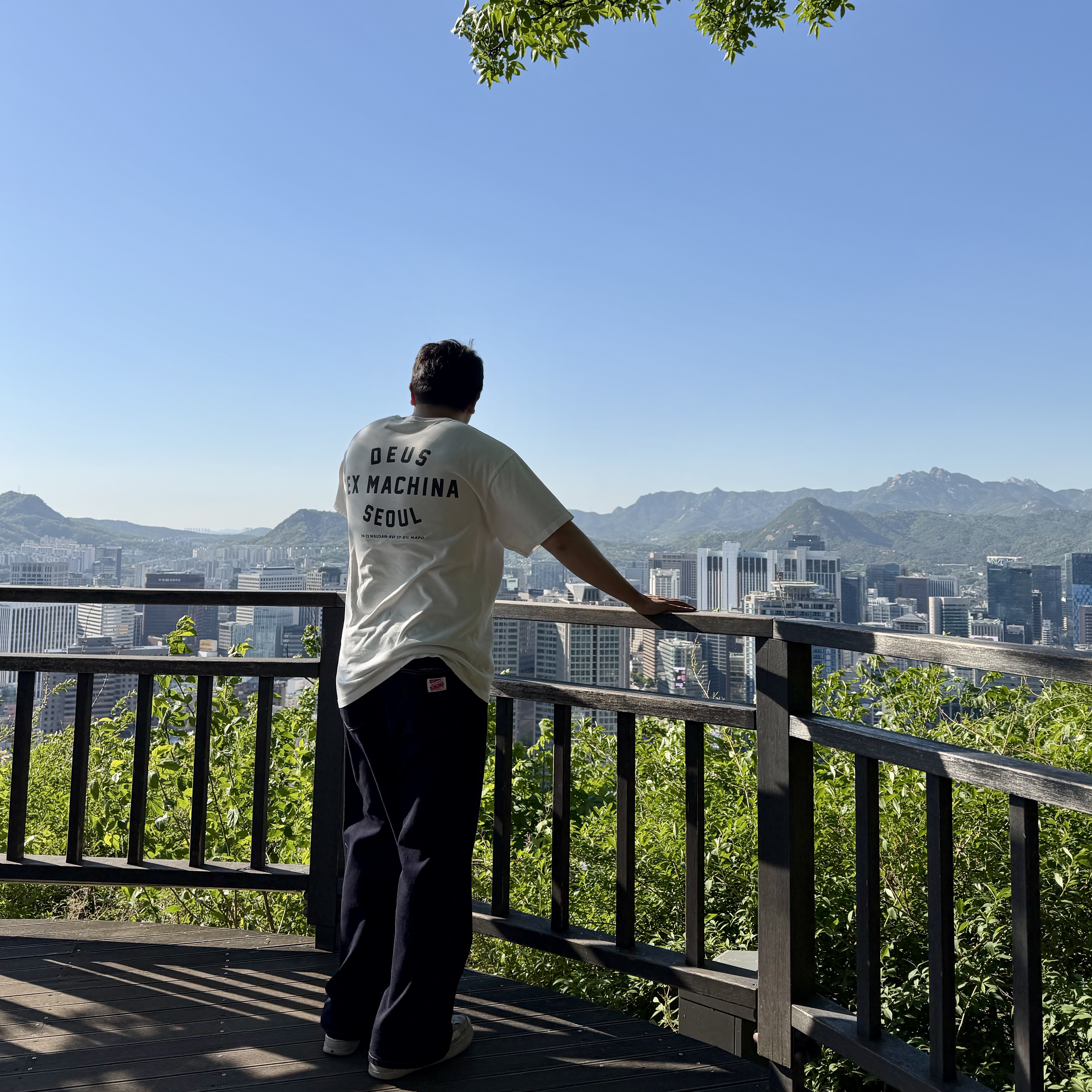 Deus Ex Machina Deus Seoul College Address T-Shirt White 착용 스타일