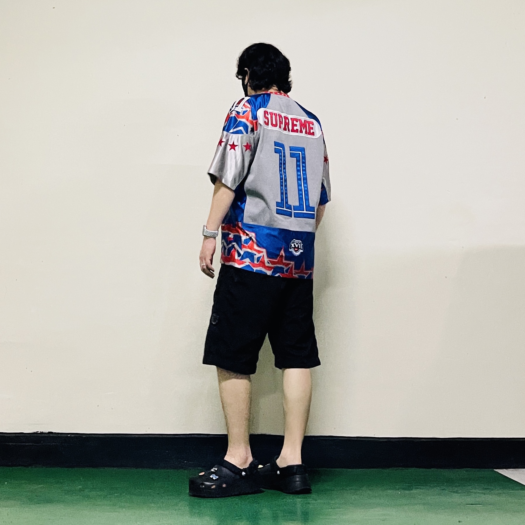 Crocs Classic Hiker Clog Black, Supreme Stars Football Jersey Royal - 25SS 착용 스타일 - 4