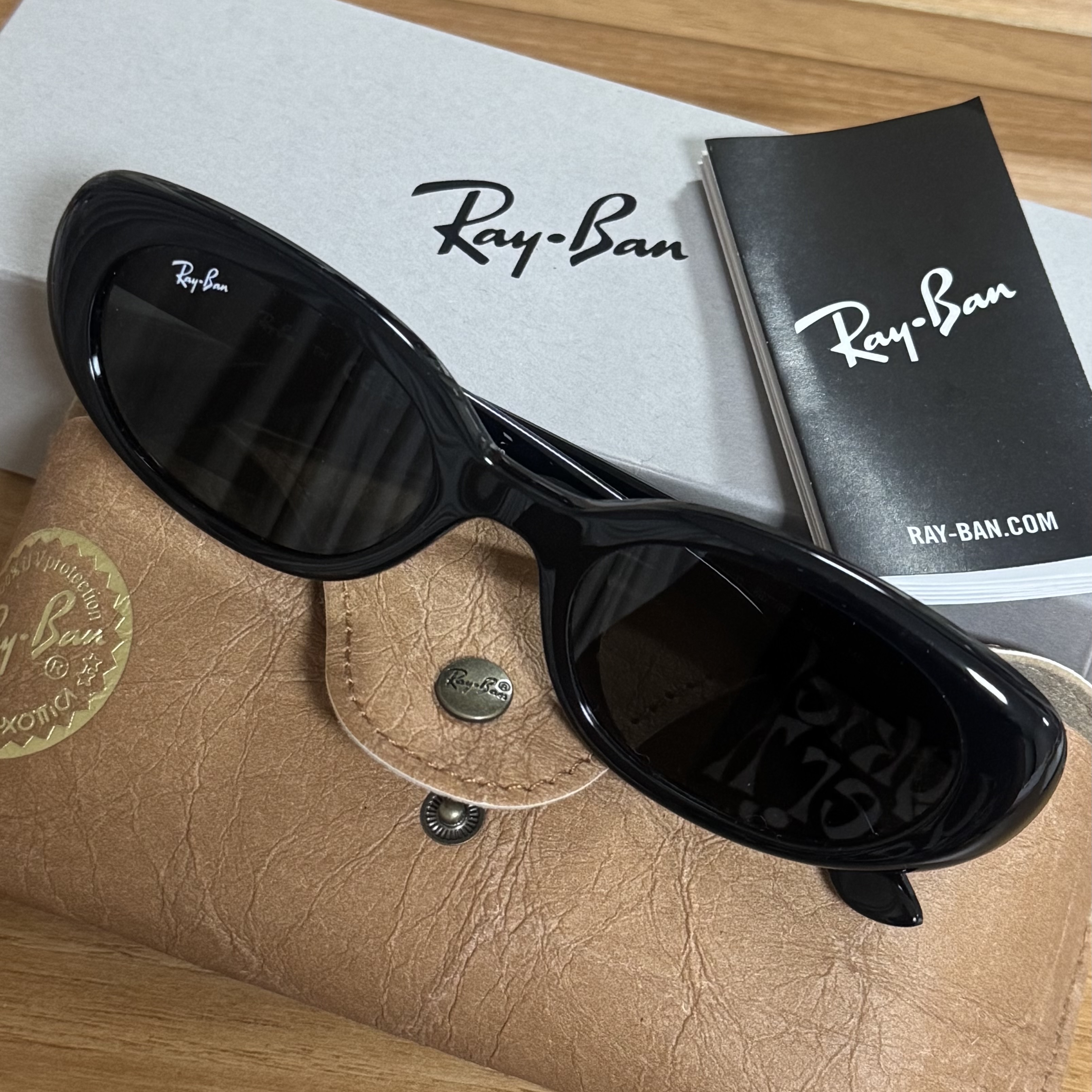 Ray-Ban RB4441D Bio-Based Polished Black Frame Dark Grey Lenses Low Bridge Fit 착용 스타일 - 1