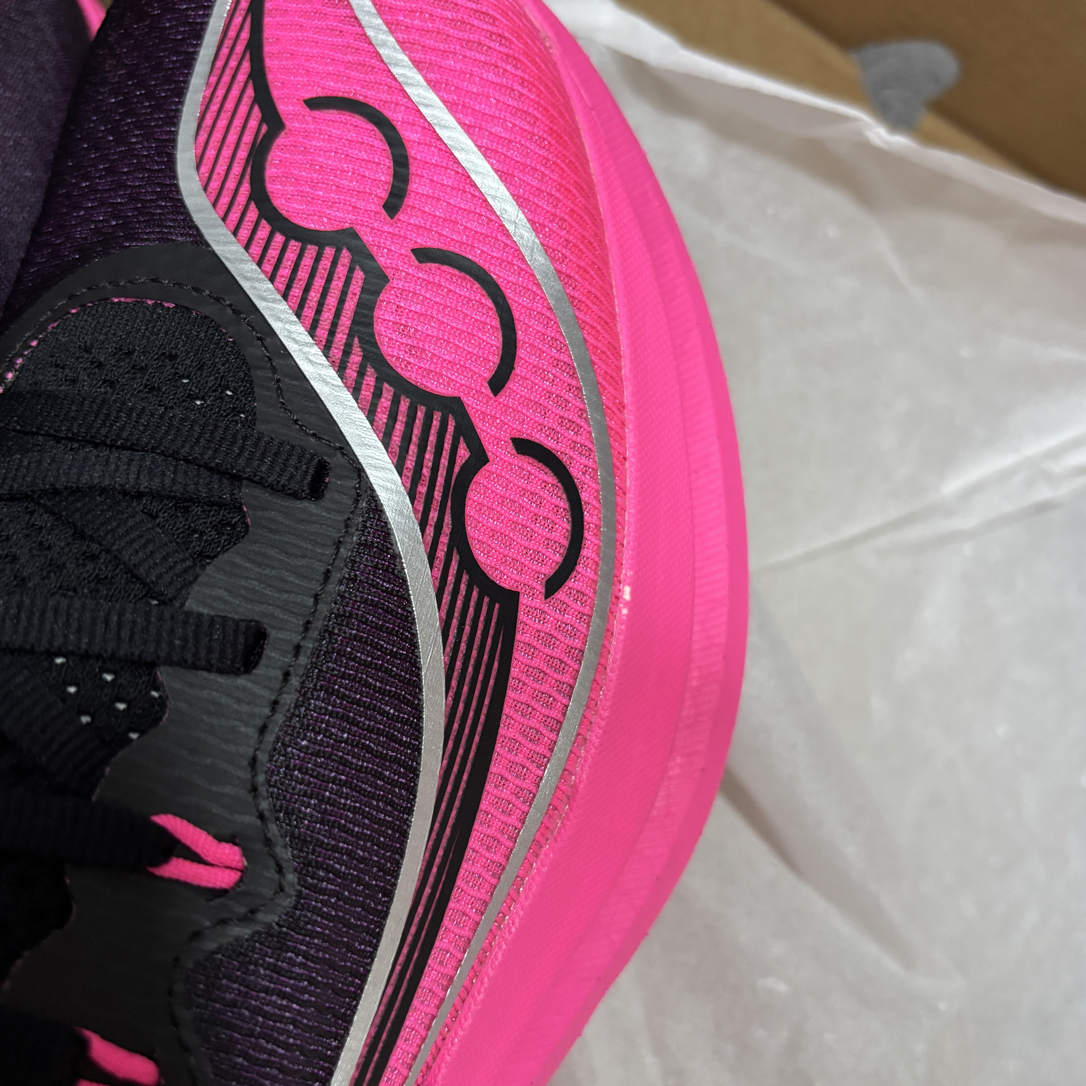 Saucony Endorphin Pro 5 Black Shock 착용 스타일 - 1